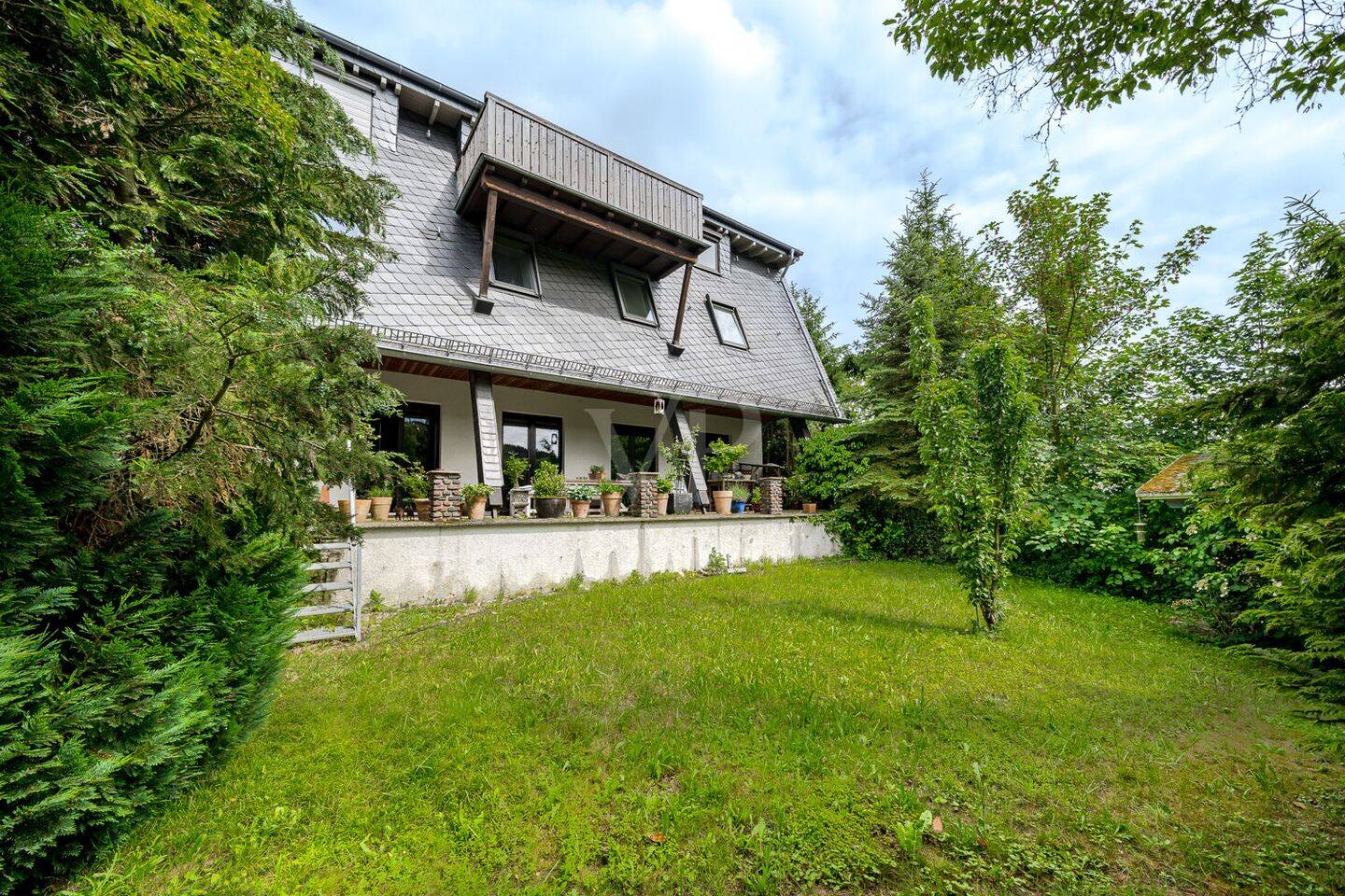 In naturnaher Lage: Großzügiges Familiendomizil mit viel Platz, EBK, Garage und schönem Garten, 61389 Schmitten