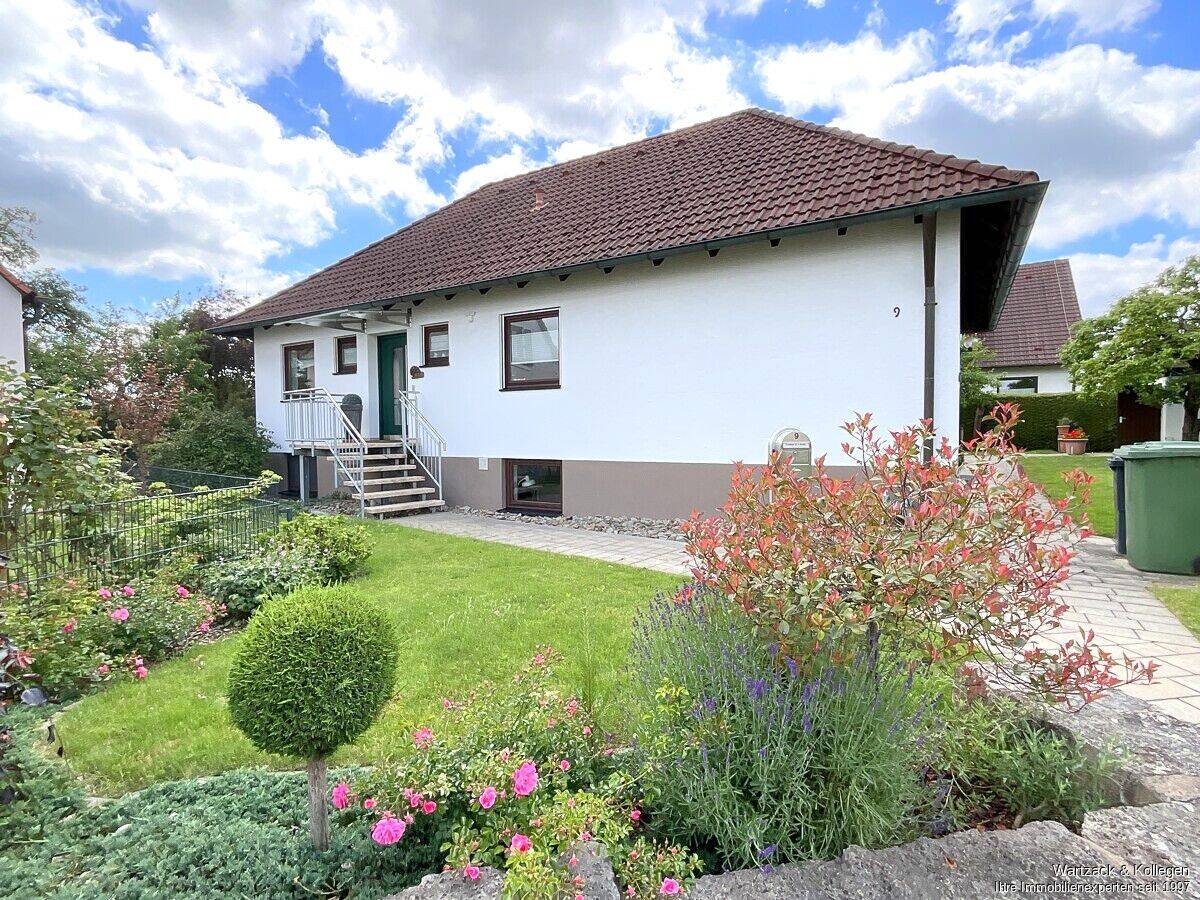 Sehr gepflegter, voll unterkellerter Bungalow mit Doppelgarage und schön angelegtem Garten, 91207 Lauf a.d. Pegnitz (Lauf)