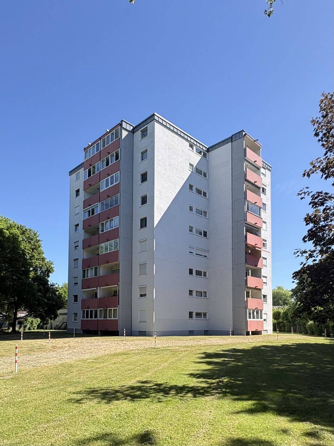 Frisch renovierte 2-Zi.-ETW mit Garagenstellplatz und Loggia in sehr gepflegter Wohnanlage, 85057 Ingolstadt (Ingolstadt)
