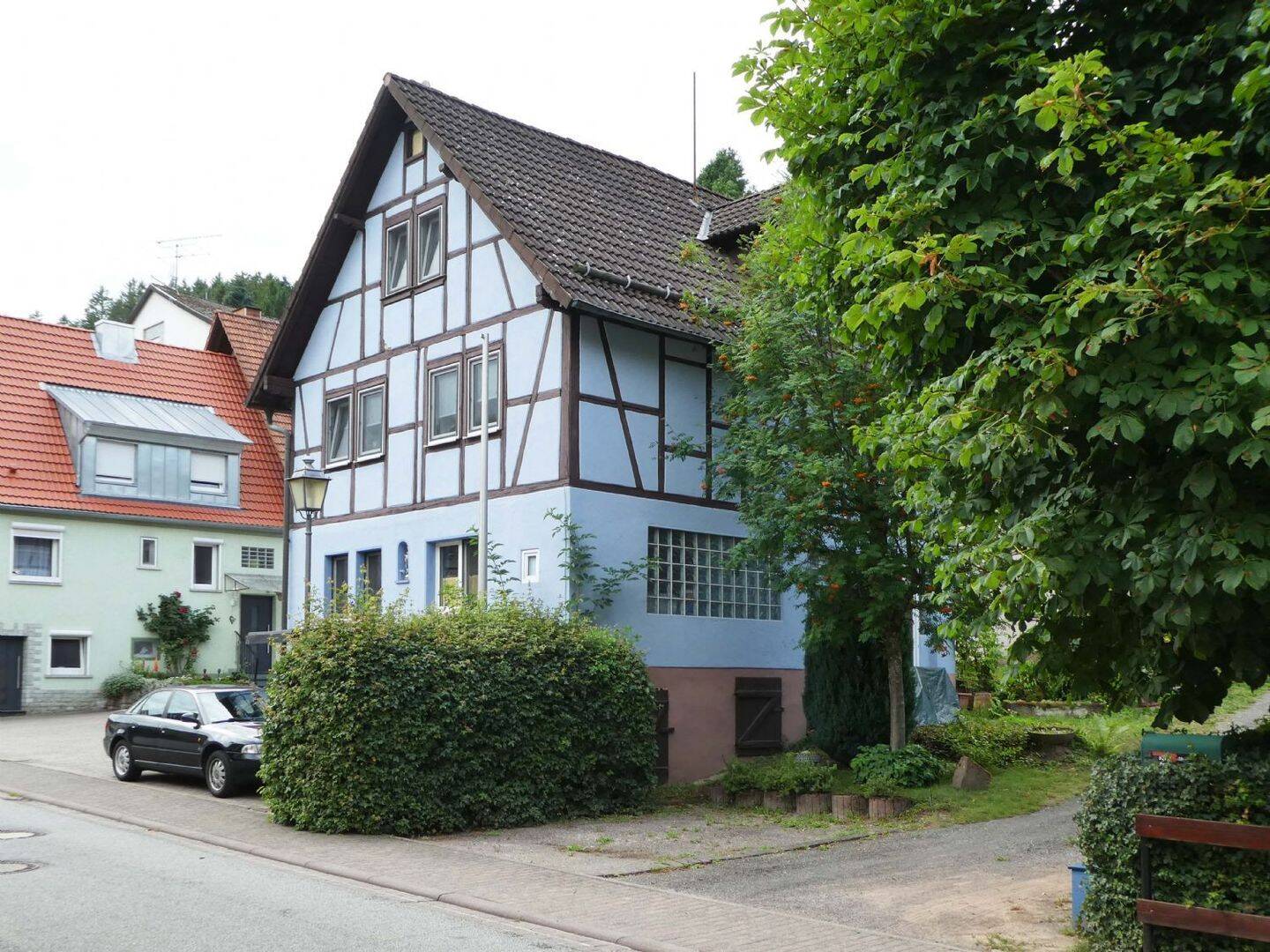 AUMÜLLER-Immobilien – In den 90-ern saniertes freundliches Fachwerkhaus mit Vorplatz, 97778 Fellen