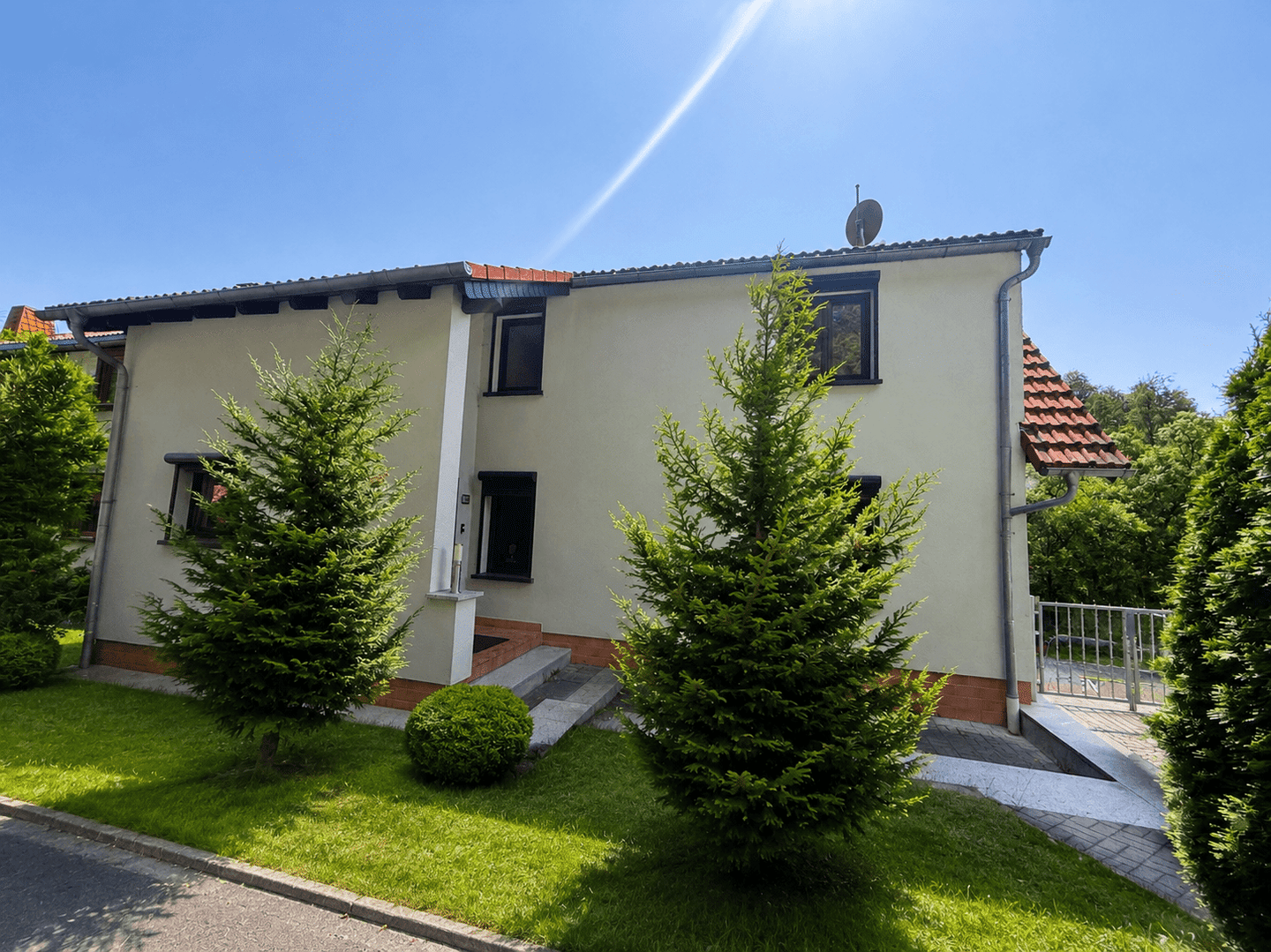 Erstbezug nach Kernsanierung-Moderne Souterrainwohnung mit eigenem Eingang und direktem Gartenzugang, 98544 Zella-Mehlis
