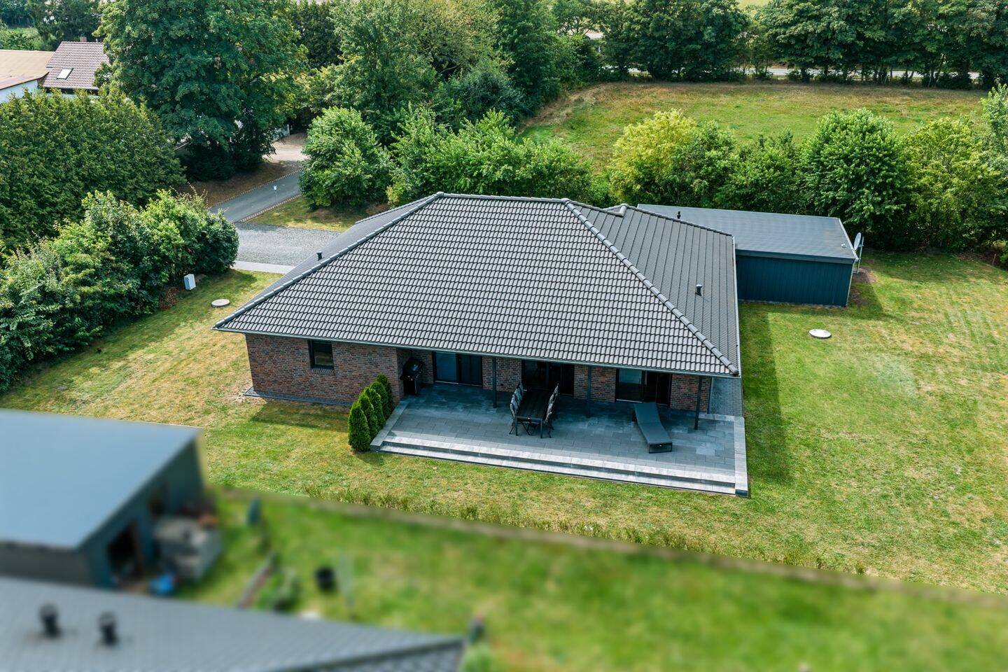 Einziehen und genießen – Modernes Einfamilienhaus mit Designküche und überdachter Terrasse, 24994 Böxlund
