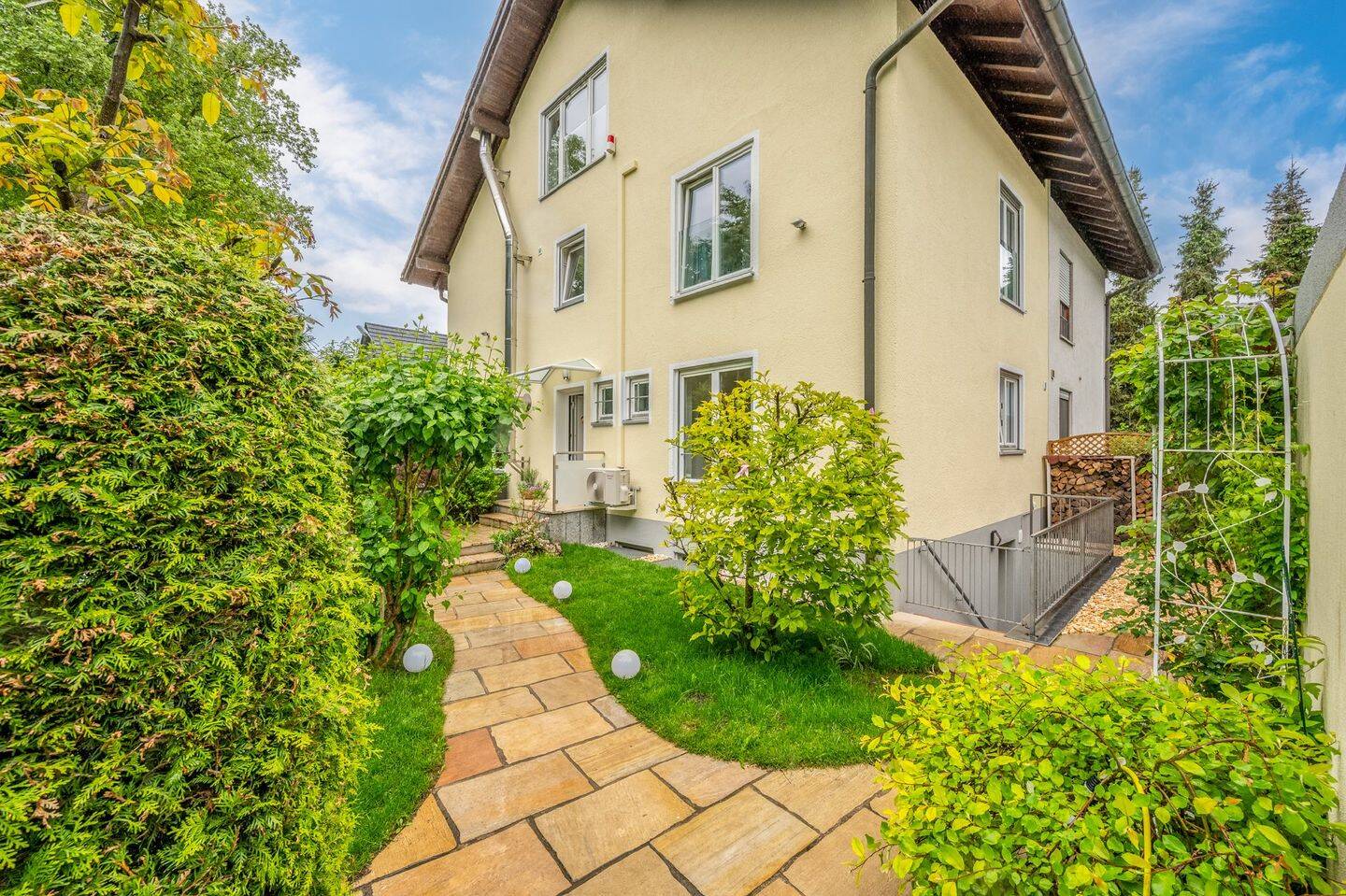 AIGNER – Leben in der Stadt und Natur – Idyllisch, ruhiges Familienhaus am Englischen Garten, 80939 München (Milbertshofen-Am Hart Schwabing-Freimann)