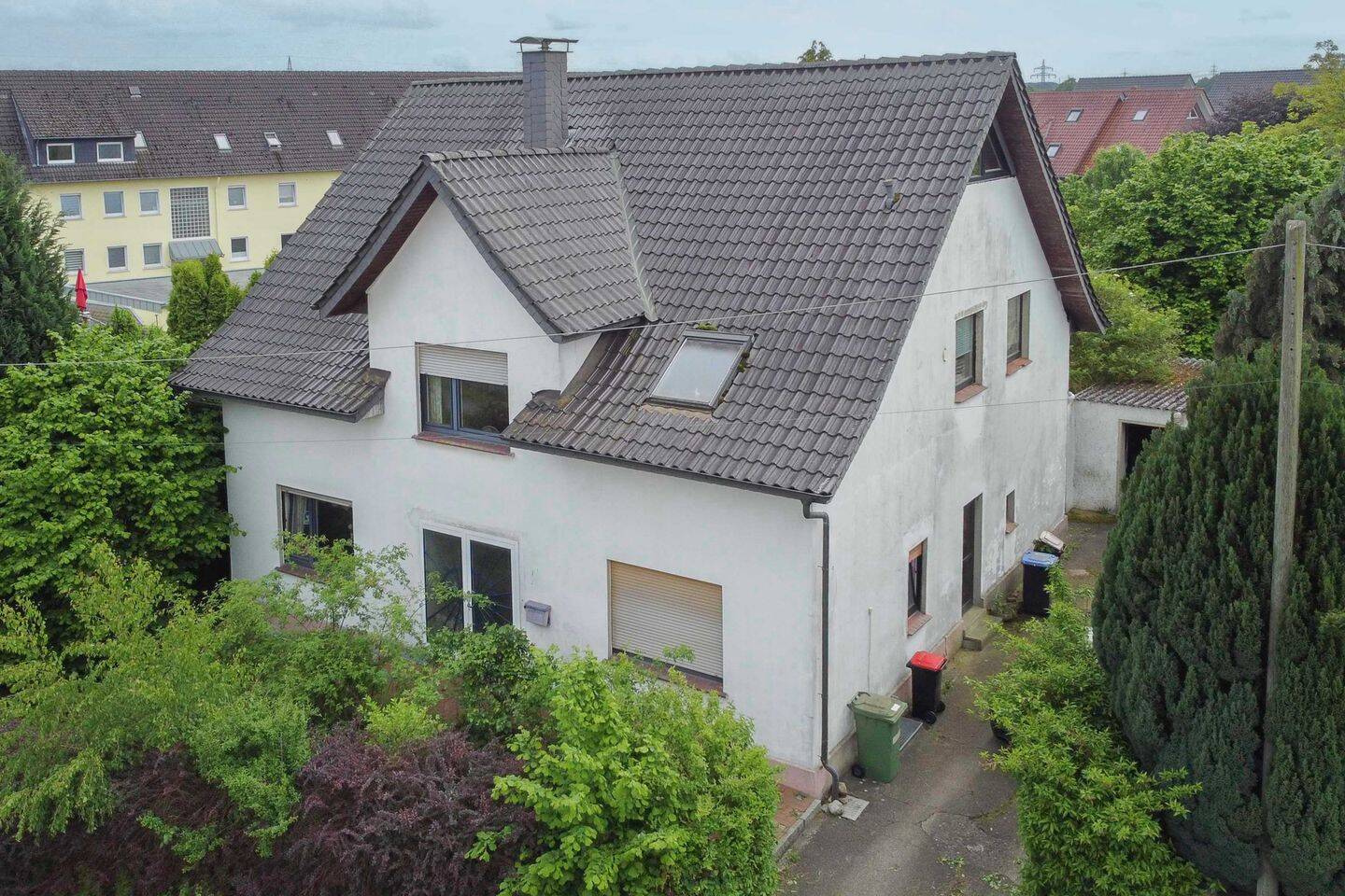 Ihr Projekt wartet: Modernisierungsbedürftiges Zweifamilienhaus auf großem Grundstück in Löhne, 32584 Löhne