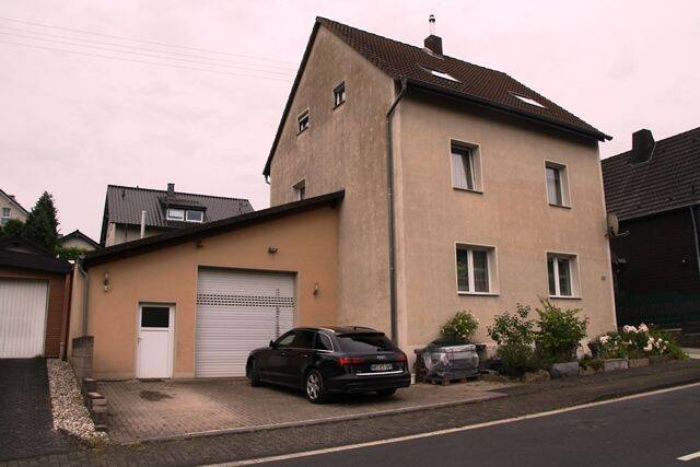 Geräumiges, saniertes Familienhaus mit Terrasse, großer Garage und Garten, 53783 Eitorf