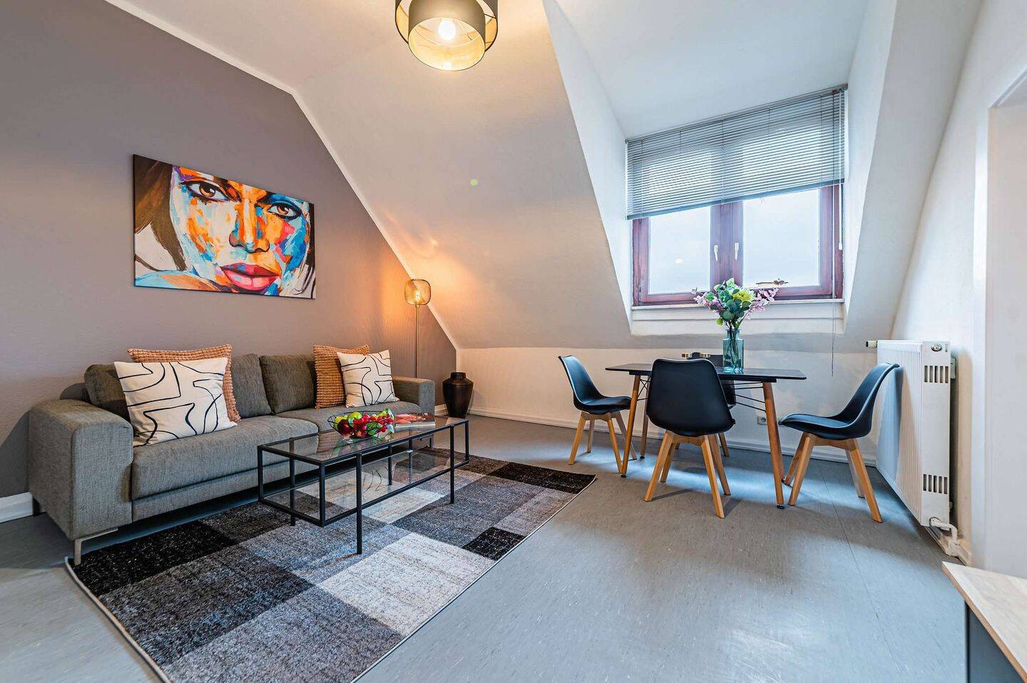 Schön möblierte Dachgeschoßwohnung im beliebten Nordend-Süd, 60318 Frankfurt am Main (Innenstadt Nordend-Ost Nordend-West)