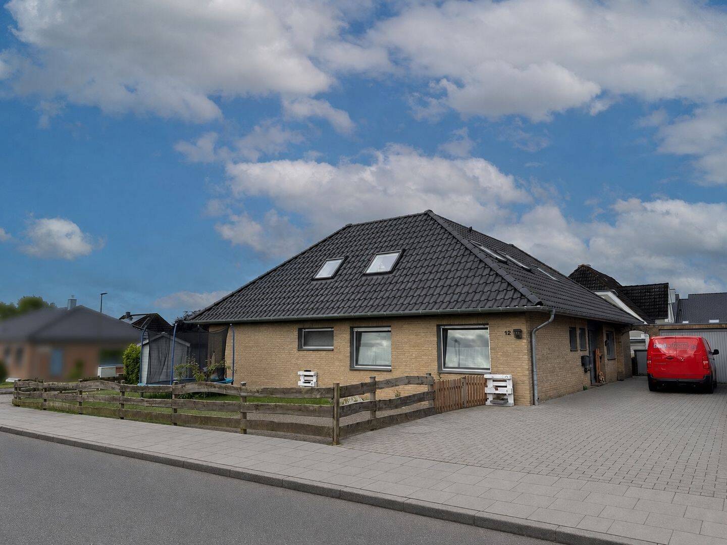 +++ GLÜCKSBURG! – Einfamilienhaus mit sanierter Einliegerwohnung, Garage und Teilkeller in guter Wohnlage +++, 24960 Glücksburg (Ostsee)