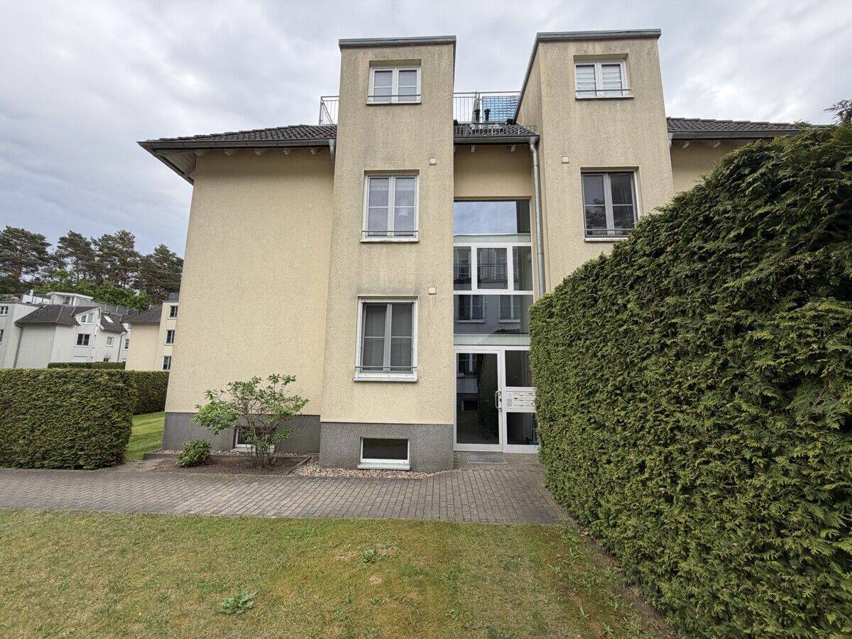 Vermietete Dachgeschosswohnung mit Südwest-Balkon, großer Dachterrasse und Stellplatz, 16761 Hennigsdorf