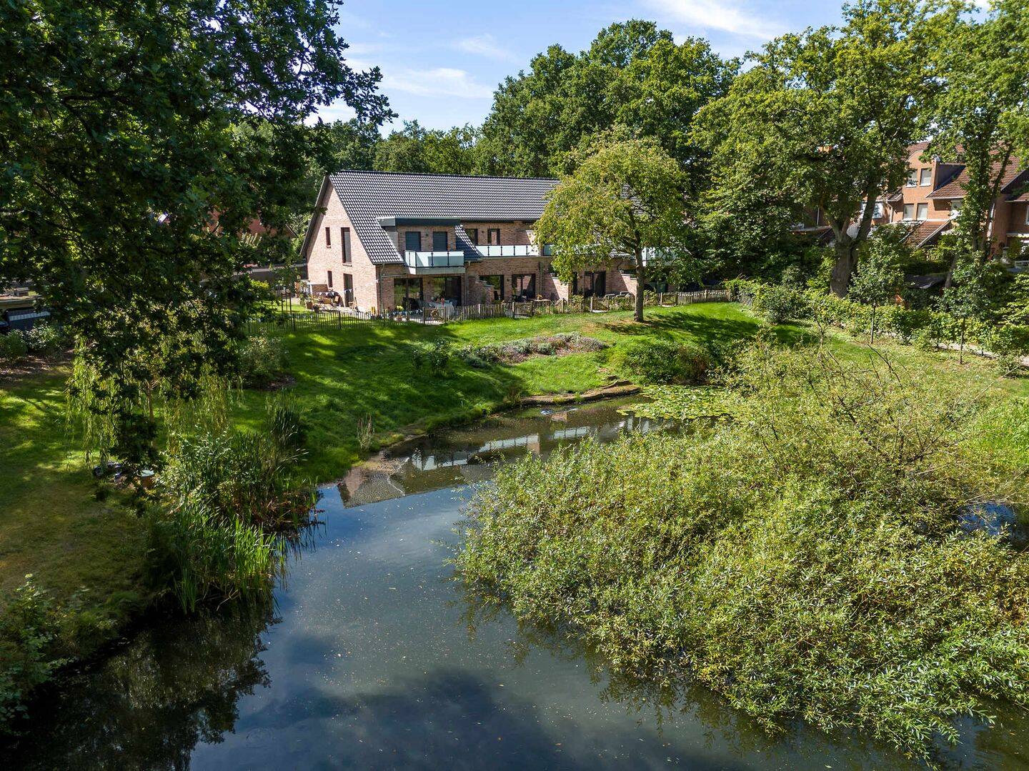 Exklusives Reihenendhaus in Bestlage am Teich – modernes Wohnen mit viel Komfort, 21339 Lüneburg