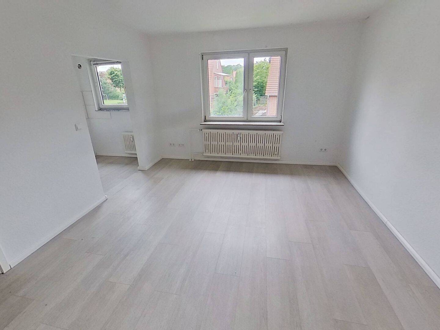 Lichtdurchfluteter Charmeträger: Effiziente 3-Zimmer-Wohnung mit Tageslichtbad in ruhiger Lage von Emden, 26725 Emden