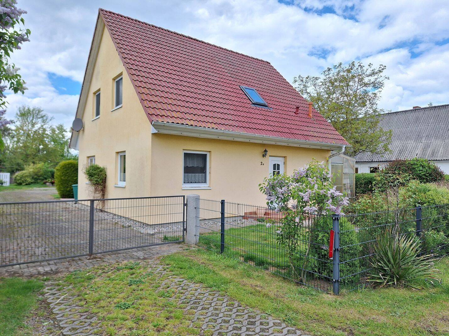 Kompaktes Einfamilienhaus mit Doppelgarage unweit von Gützkow, 17506 Gützkow
