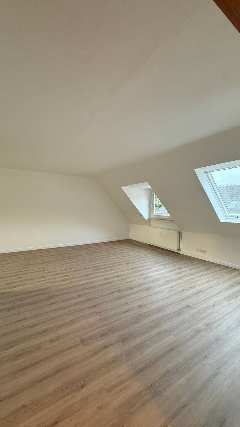 Helle Dachgeschosswohnung mit großzügigem Wohnbereich und modernem Ambiente, 45143 Essen (Altendorf Bochold Nordviertel Westviertel)