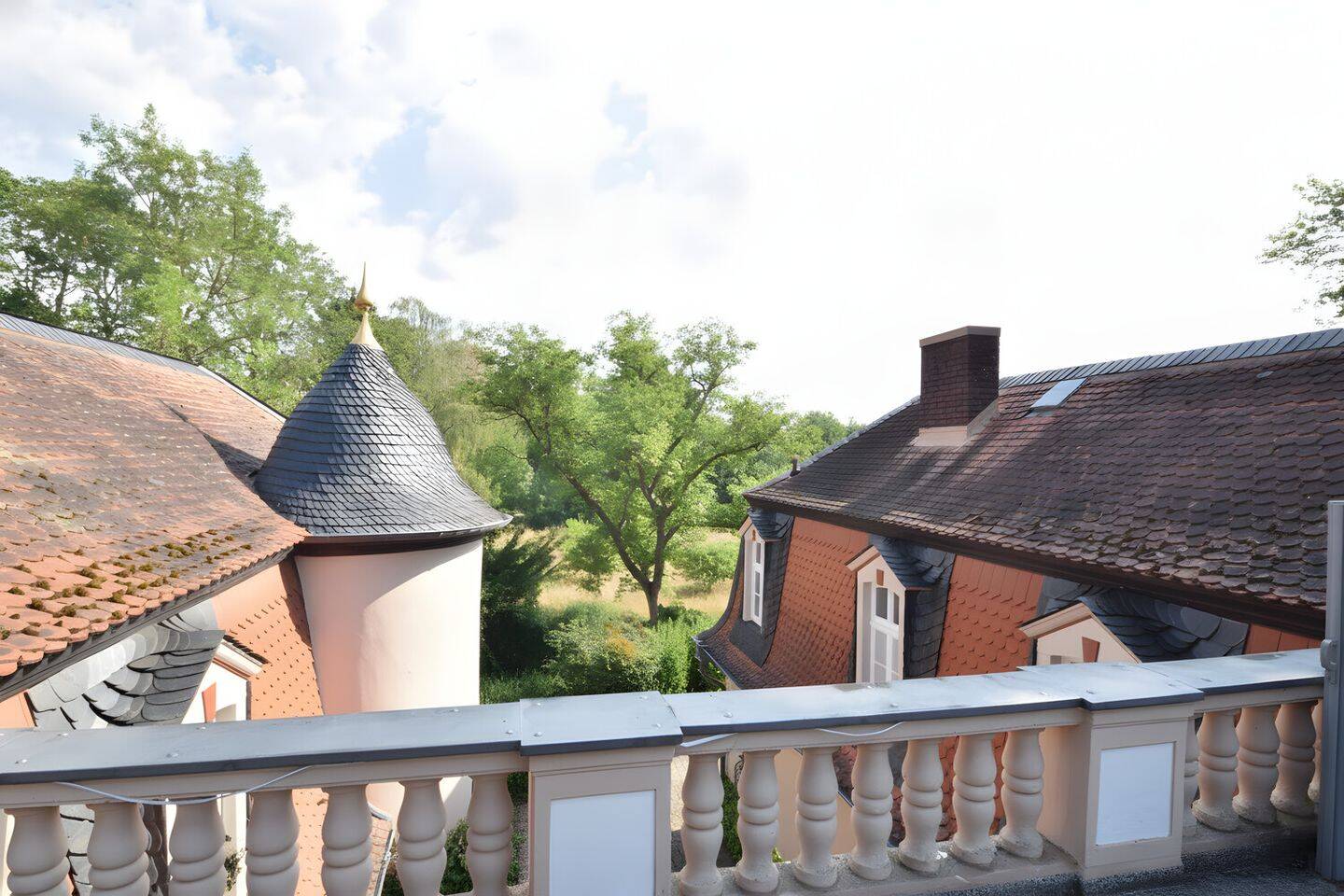 Exklusive 2-Zimmer-Dachgeschosswohnung mit großer Dachterrasse in historischer Villa in Egelsbach, 63329 Egelsbach