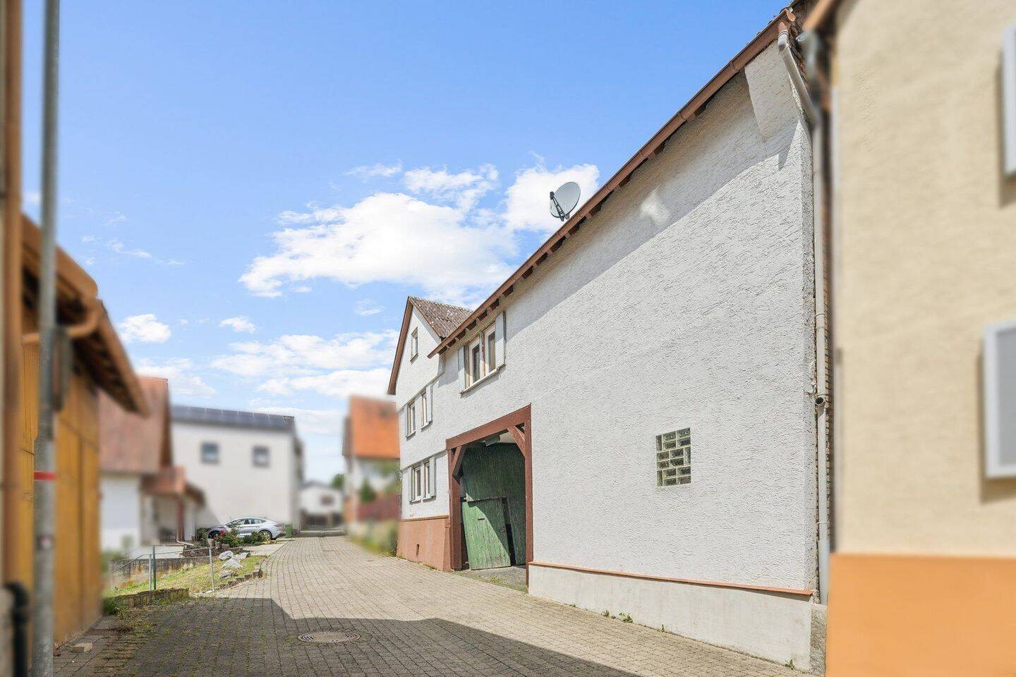 Sofort frei: Gut nutzbares, modernisiertes Wohnhaus mit Hof, 3 Nebengebäuden + 2 Gartengrundstücken, 35428 Langgöns