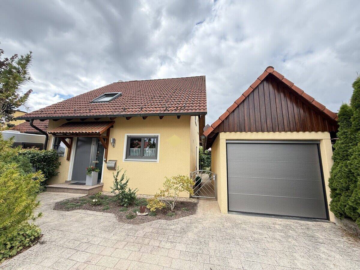 SEHR GEPFLEGTES EINFAMILIENHAUS (DHH) MIT GARTEN UND GARAGE, 74535 Mainhardt