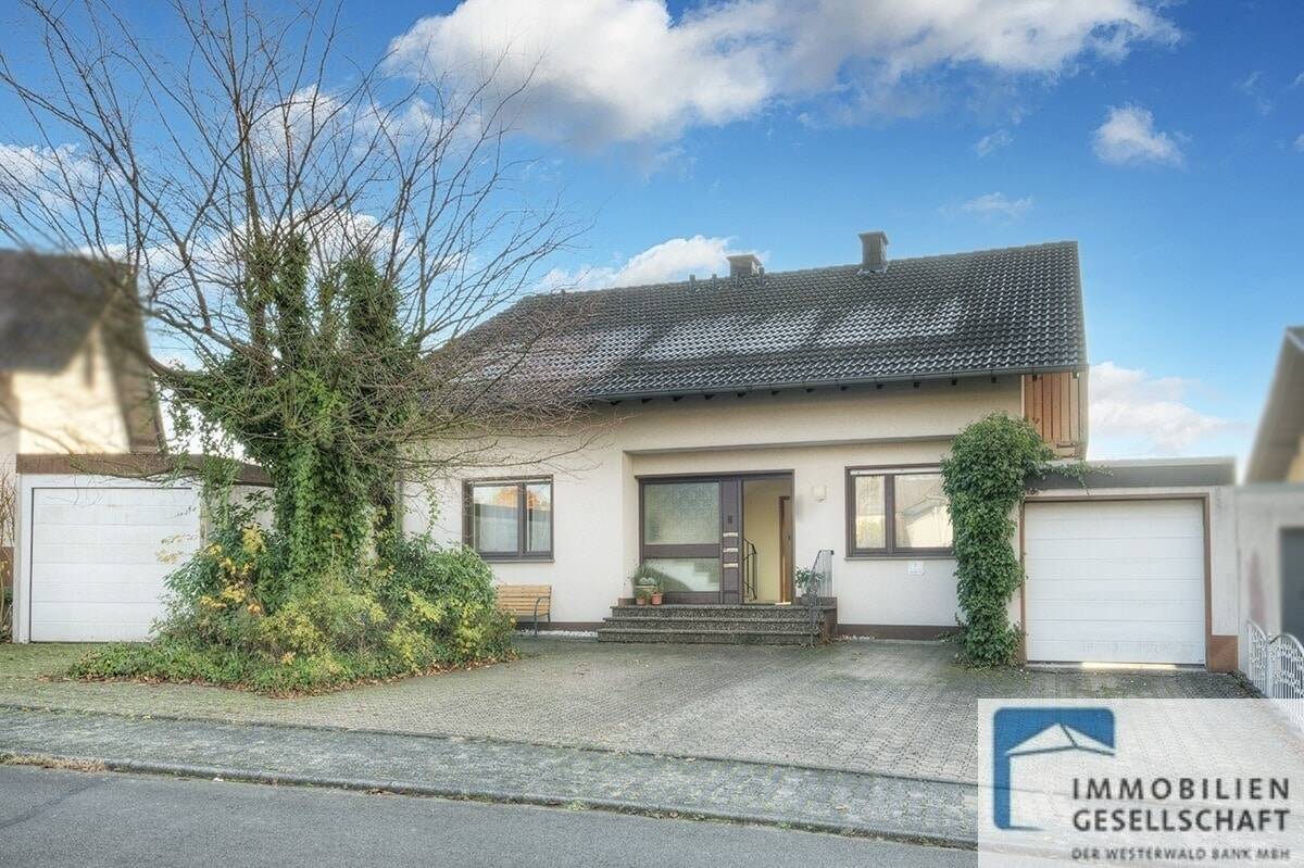 Gepflegtes Mehrfamilienhaus mit drei separat zugänglichen Wohnungen in ansprechender Wohnlage!, 57610 Altenkirchen (Westerwald)