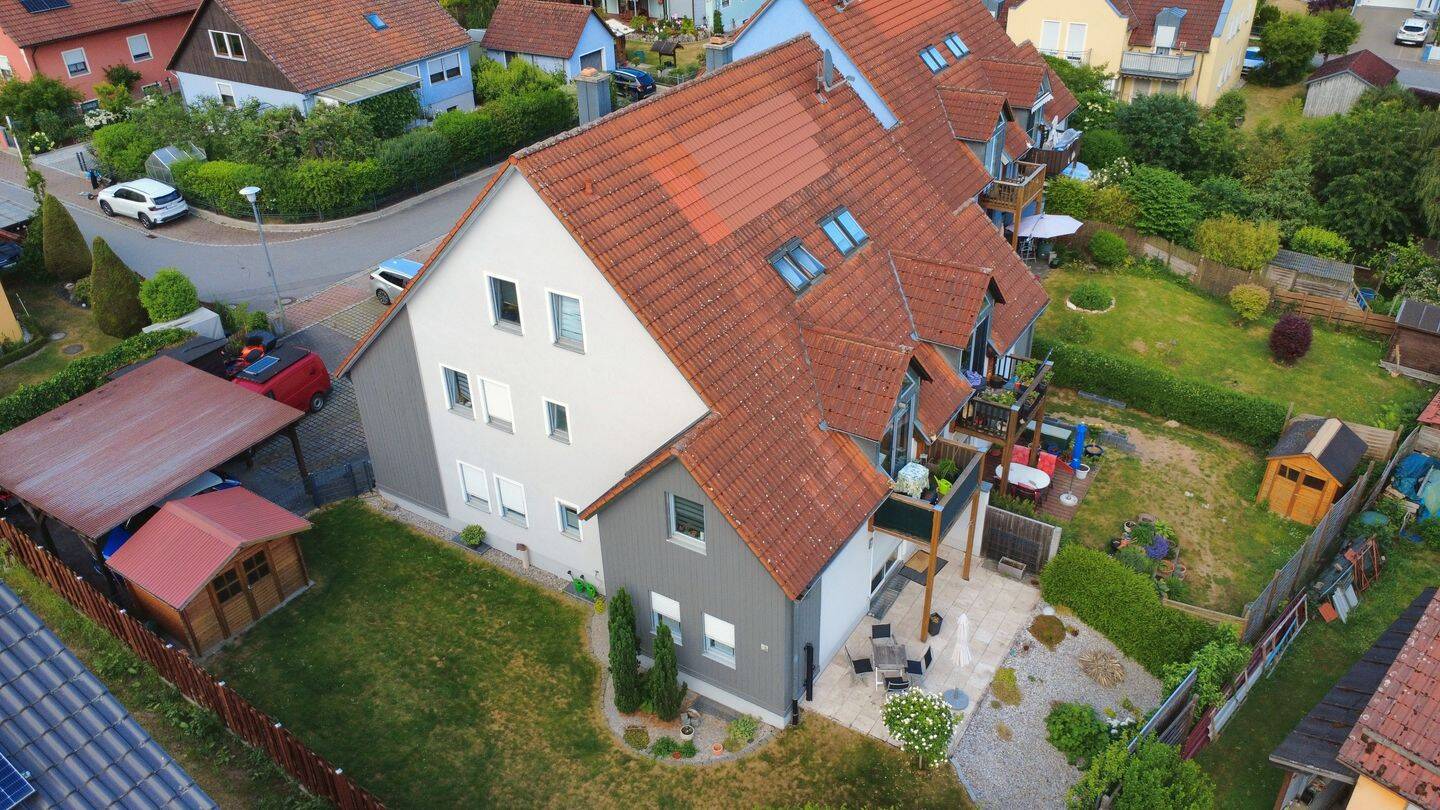 Wohnen auf zwei Ebenen I freiwerdende 3-Zimmer-Wohnung mit guter Ausstattung und zwei Bädern I Balkon, Stellplatz, Keller und eigenem Dachspitz, 93142 Maxhütte-Haidhof