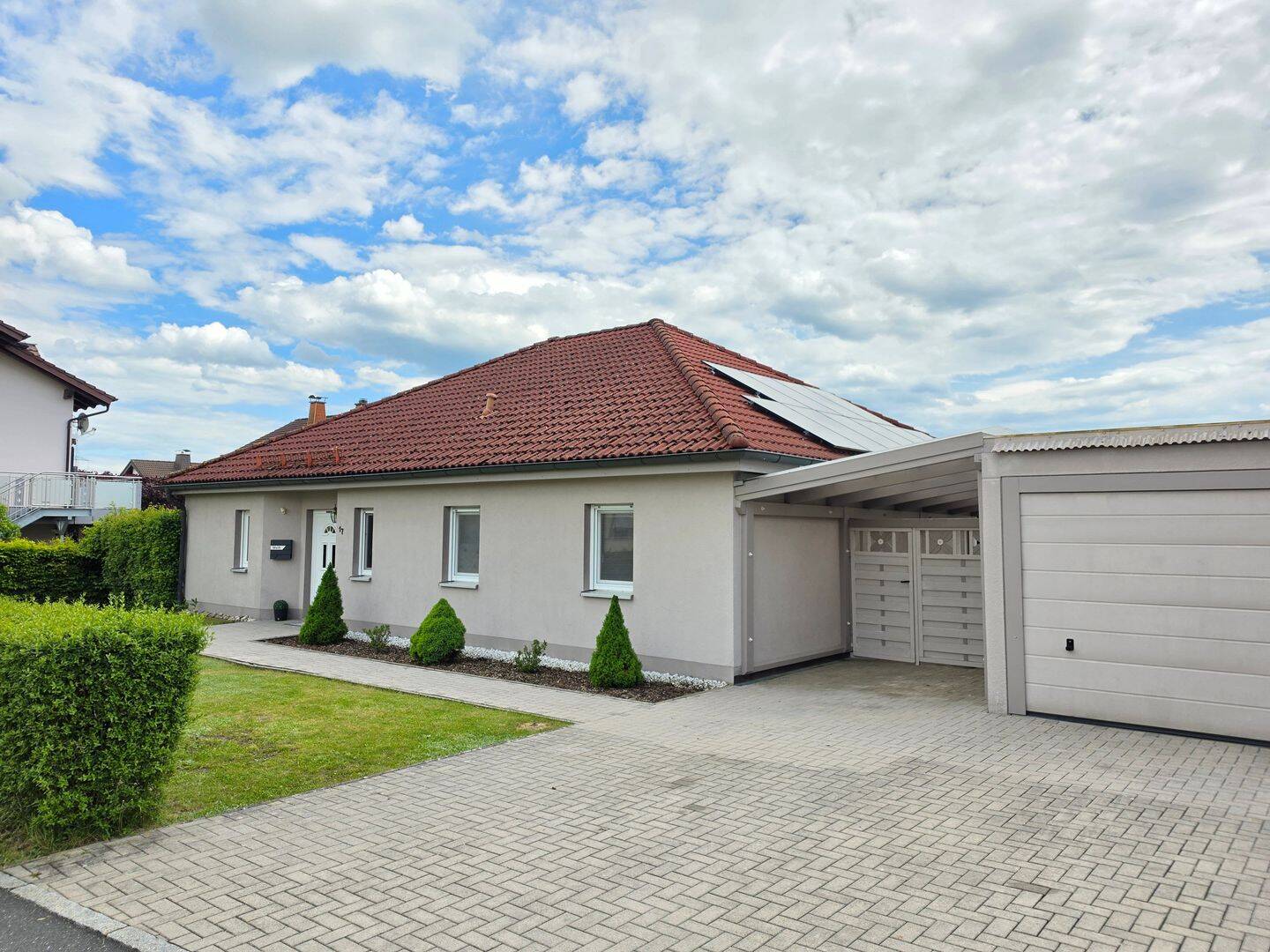 Charmanter Bungalow – Baujahr 2002 – mit PV-Anlage!, 96342 Stockheim