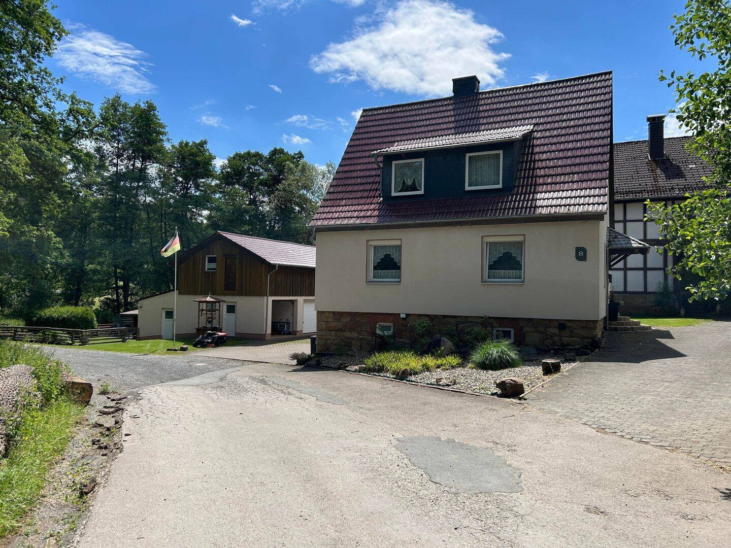 Umfangreich saniertes Ein- bis Zweifamilienhaus am Fuße der Weidelsburg in Wolfhagen-Ippinghausen, 34466 Wolfhagen