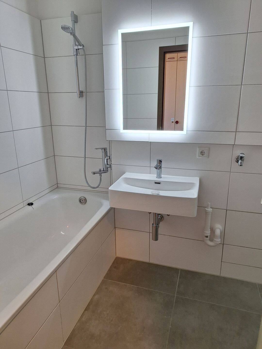 Helle 3-Zimmer-Wohnung mit zwei Balkonen und saniertem Badezimmer in Erlangen, 91056 Erlangen