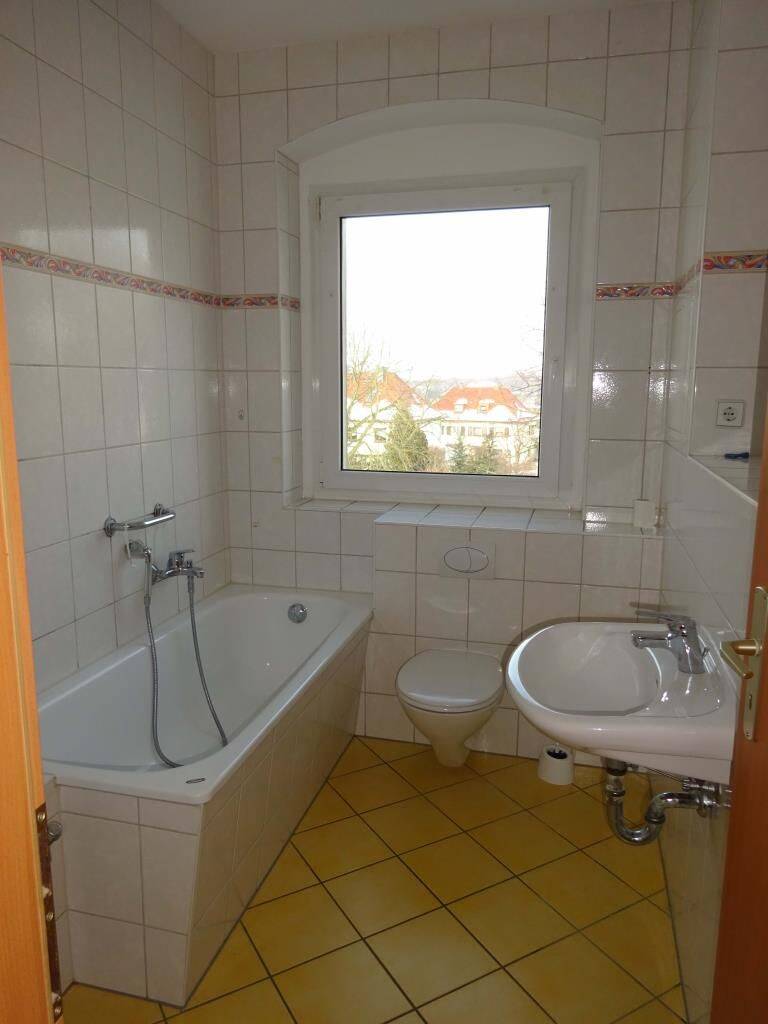 Schöne 3-Zi-Wohnung im 1. OG mit Einbauküche, großer Balkon, Garage möglich, 7546 Gera