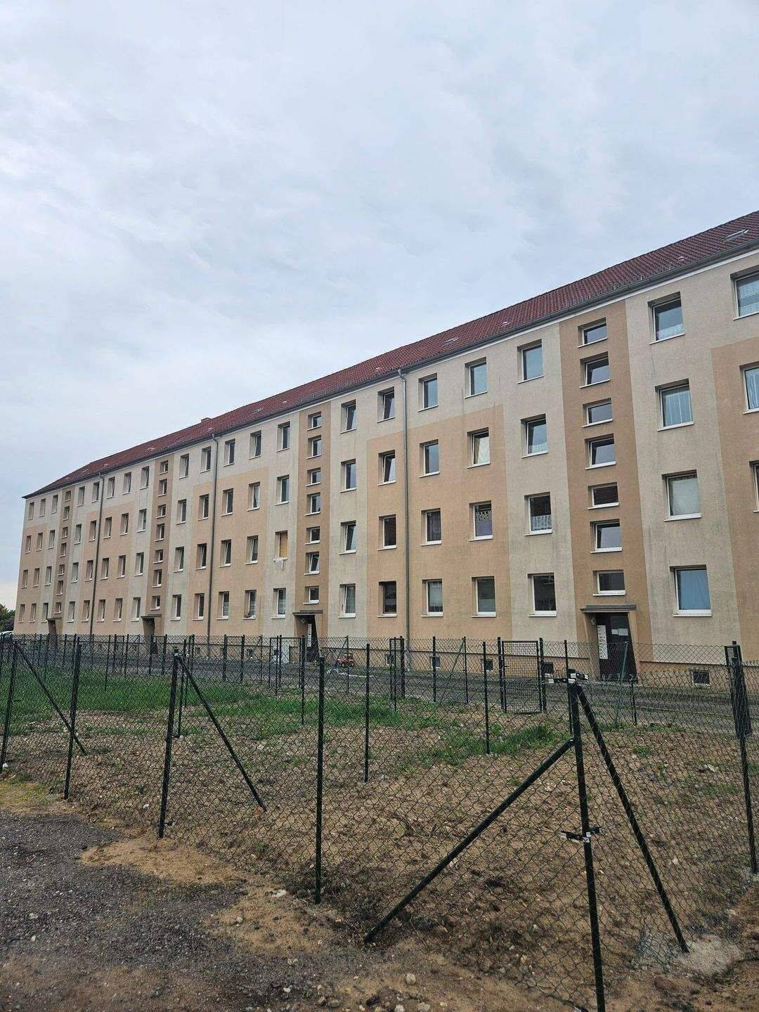 Erstbezug nach Renovierung – kompakte 3-Raum-Wohnung im Grünen, schön ruhig, 4886 Arzberg
