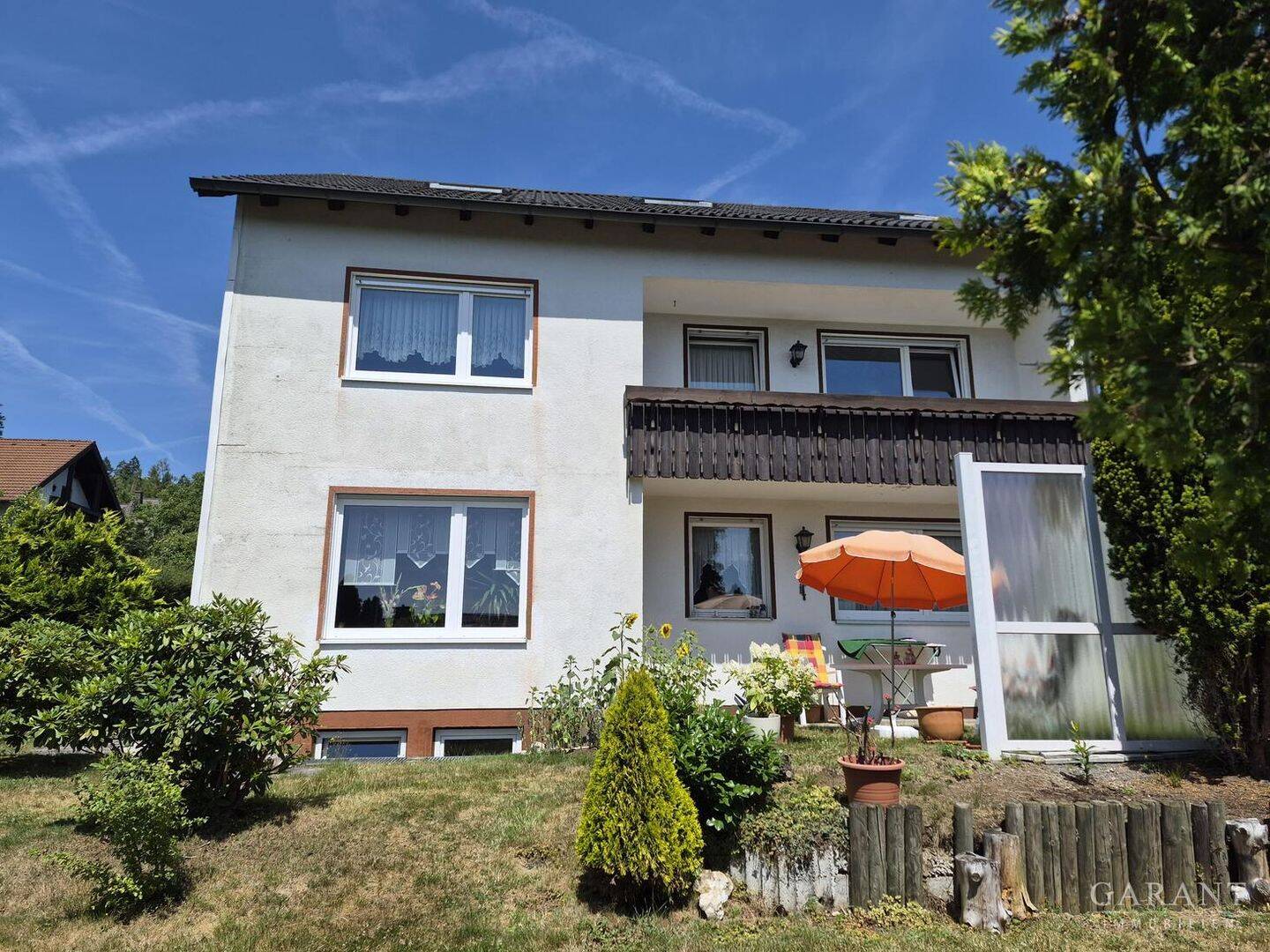 Wohnen mit Weitblick – Dreifamilienhaus mit großem Grundstück, Garagen und vielseitigem Potenzial!, 95119 Naila