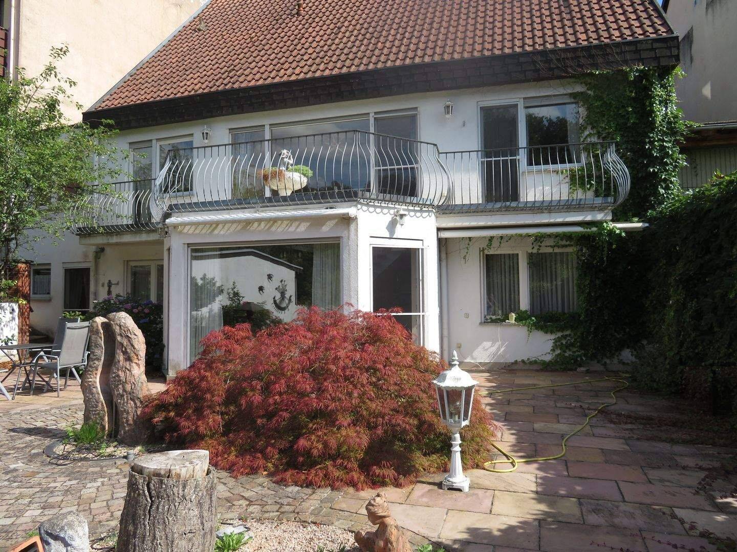 Tolles Zweifamilienhaus mit viel Platz, 66113 Saarbrücken