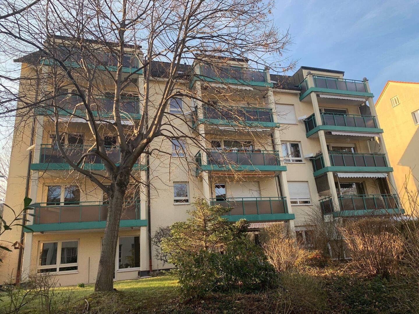 Renovierte schöne 2-Zi.-Whg mit gr. Südost-Balkon mit TG sucht langjähriges Mieterpaar, 1187 Dresden