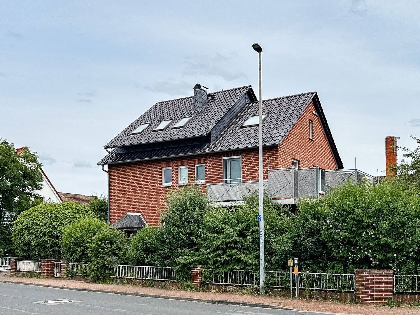 Viel Raum für Ihre Familie – Zweifamilienhaus in Garbsen, 30826 Garbsen