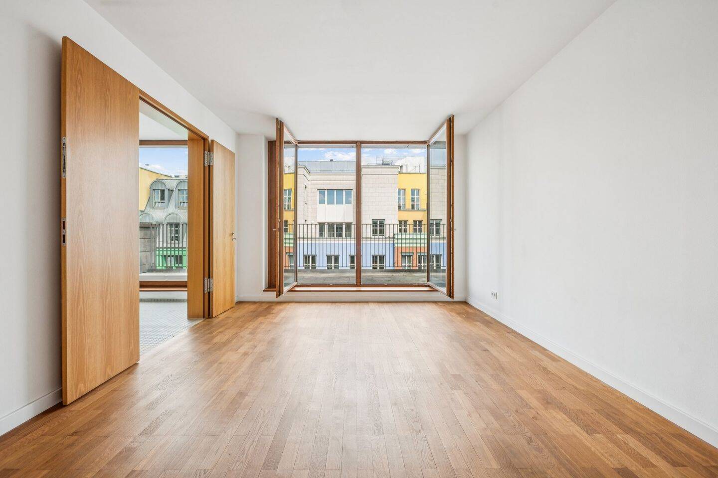 Lichtdurchflutete 2-Zimmer-Wohnung in begehrter Lage mit Dachterrasse, 10117 Berlin (Mitte)