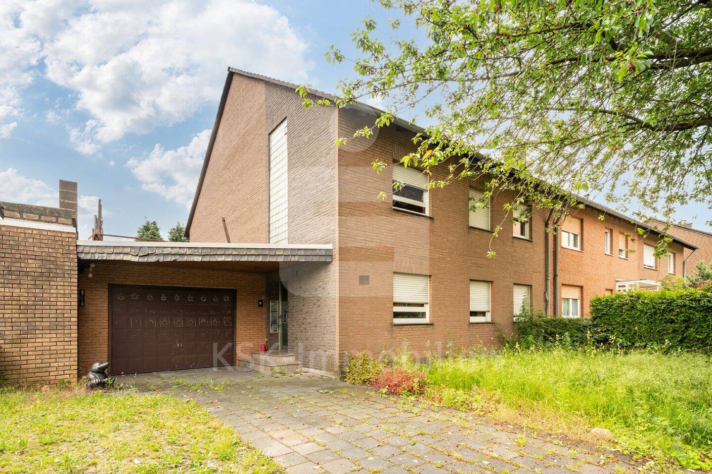 Attraktive 4-Zimmer-Wohnung im 1. OG mit besonderem Außenbereich!, 50129 Bergheim