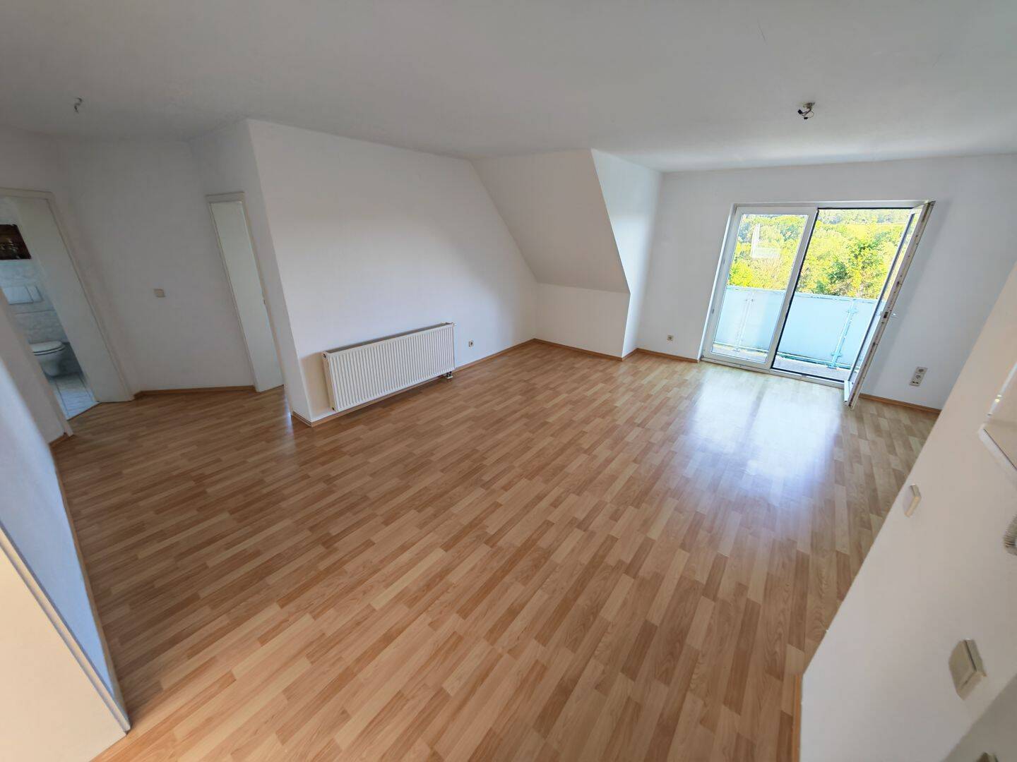 herrliche Dachwohnung im Grünen mit Weitblick, Balkon und Wallbox, 8541 Neuensalz