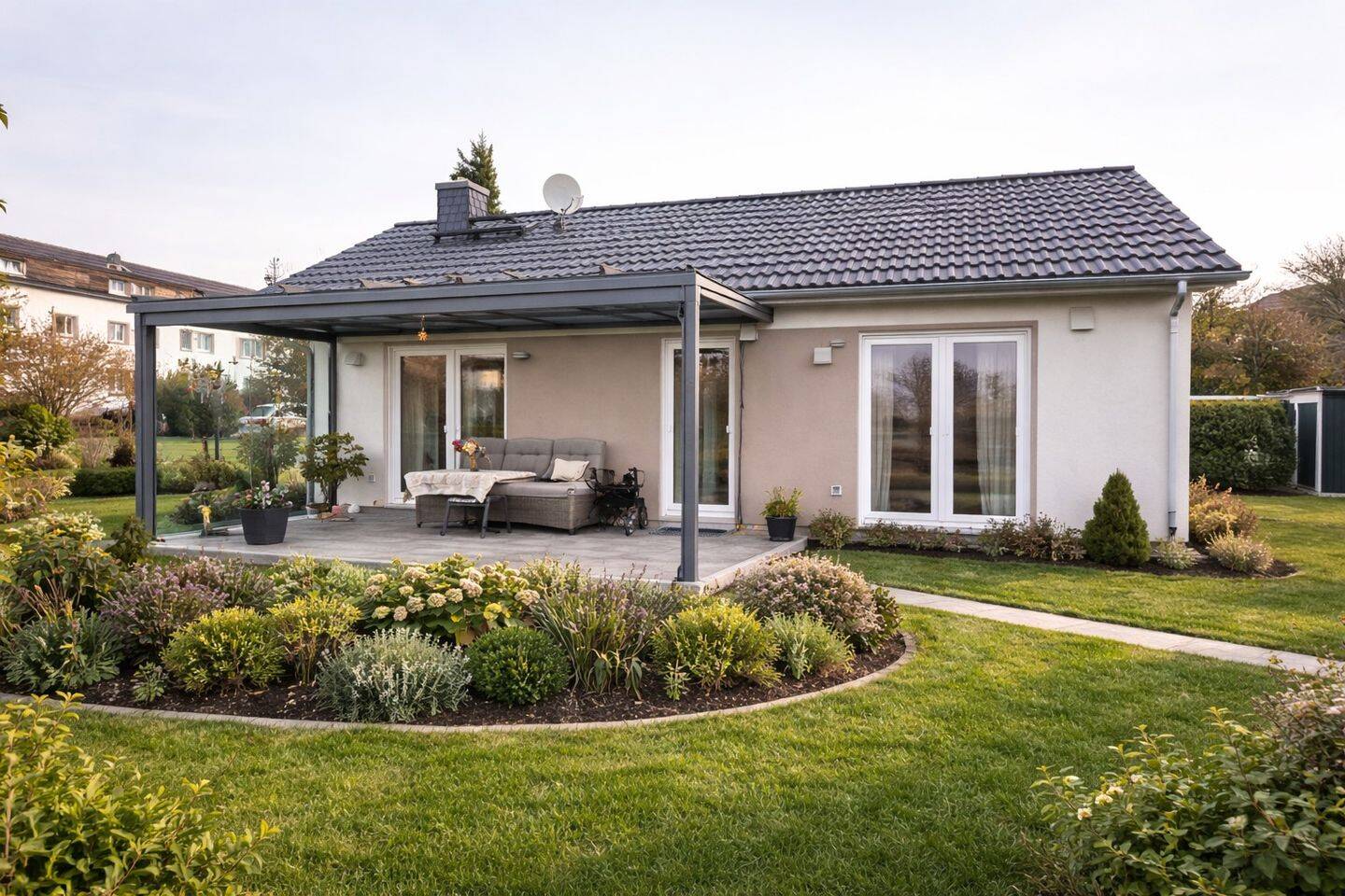 Stilvoll einziehen: Großzügiger 4-Raum-Bungalow mit Kamin, Wintergarten & Doppelgarage, 1445 Radebeul
