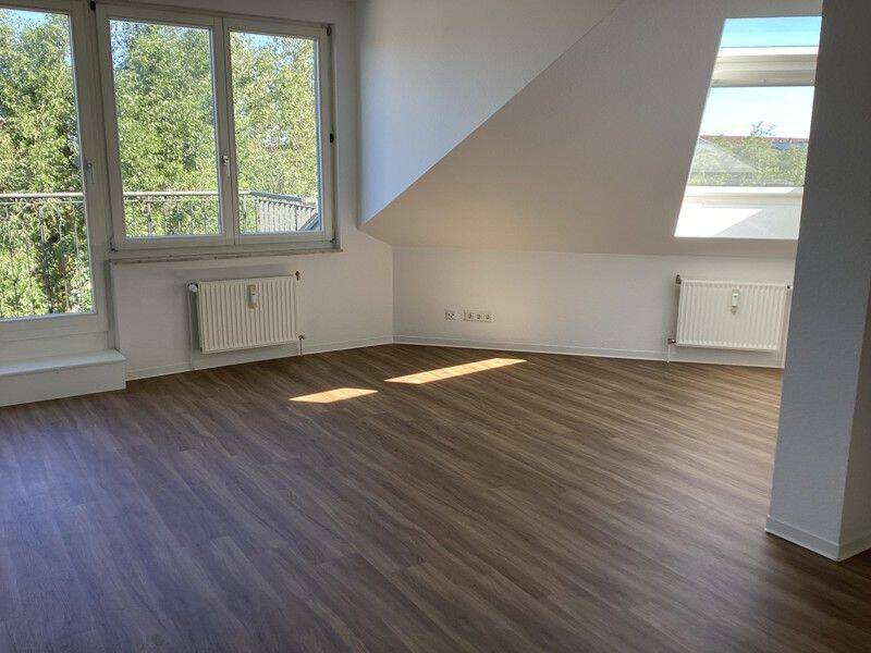 Top sanierte 2 Zimmer Dachgeschosswohnung Berlin Karow mit Balkon ab sofort!, 13125 Berlin (Pankow Buch Französisch Buchholz Karow)