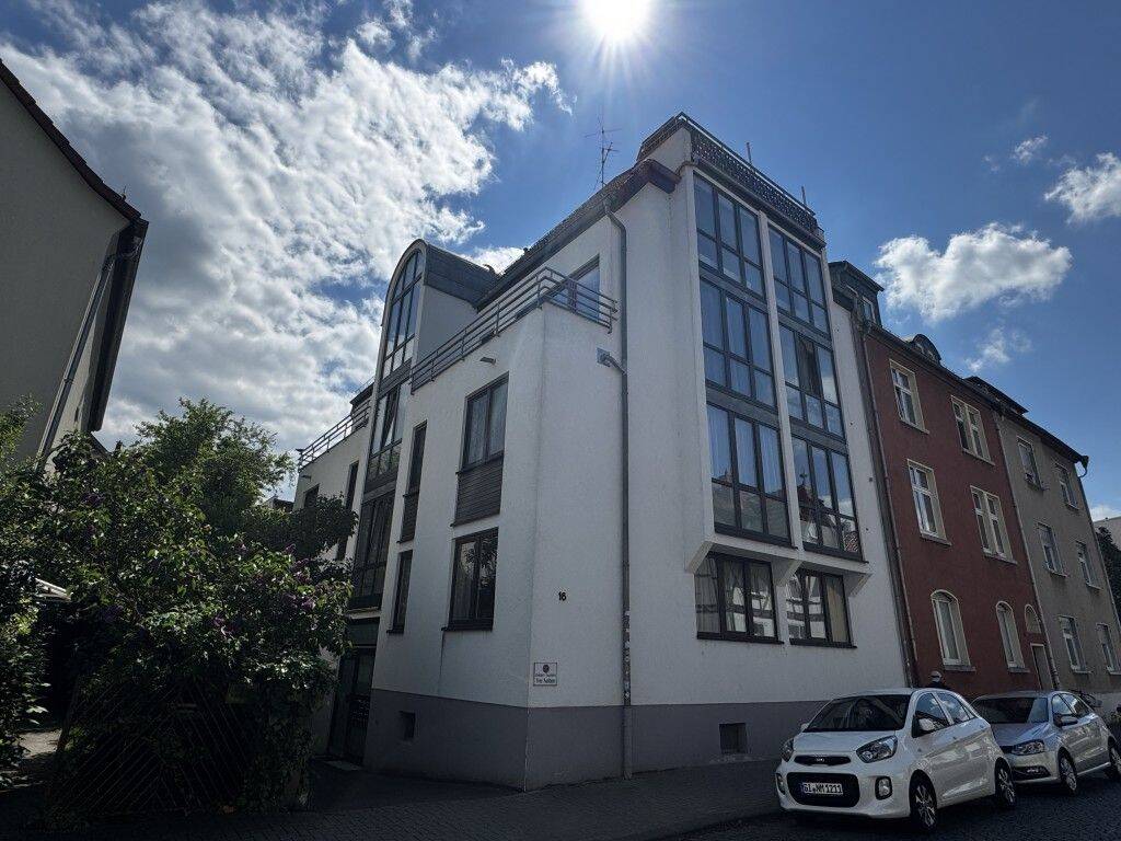 Gut geschnittene, helle Dachgeschosswohnung mit 2 Zimmern in zentraler Lage, Großer Steinweg 16, …, 35390 Gießen