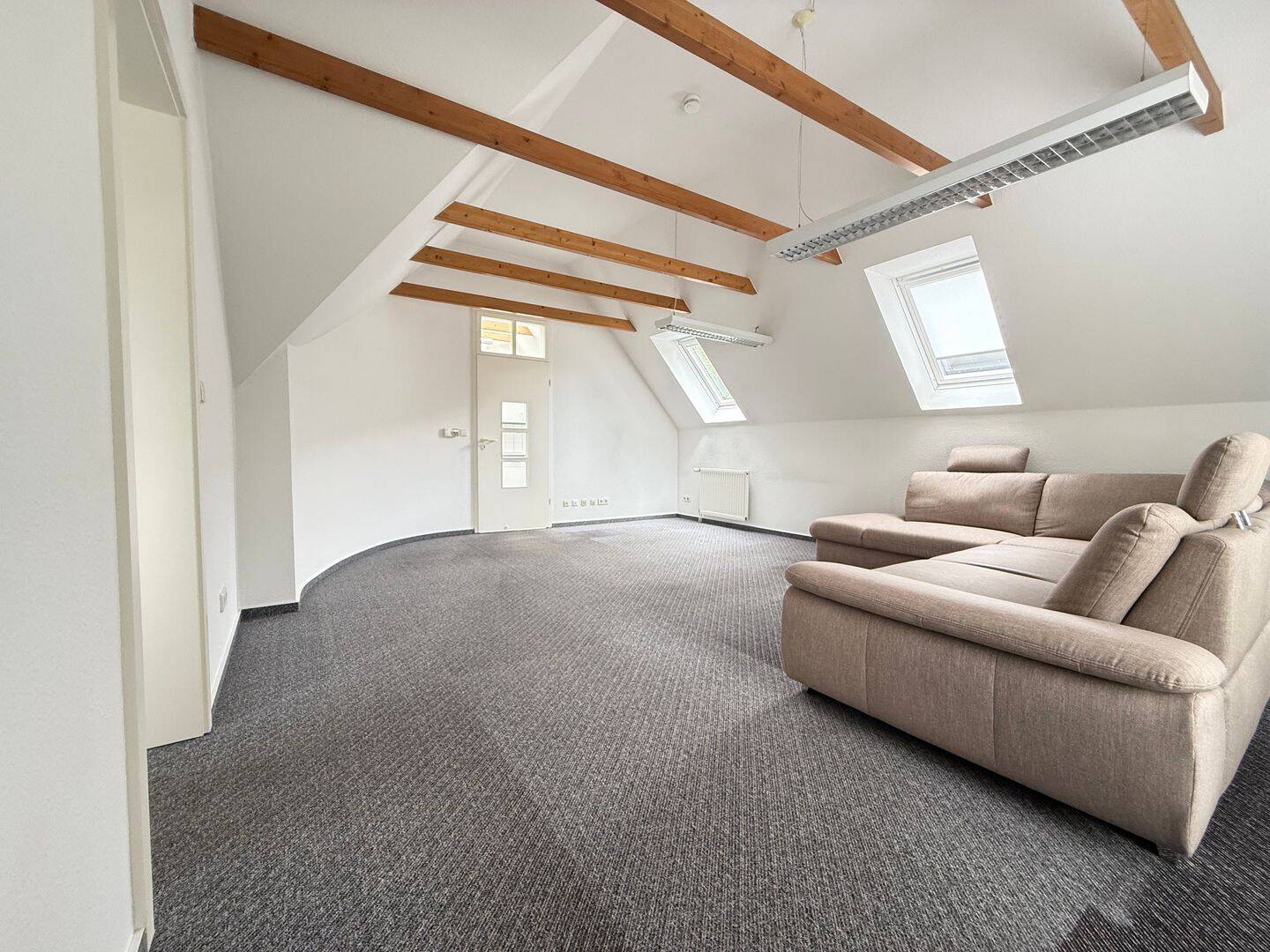 Helle Dachgeschosswohnung mit Einbauküche, 30900 Wedemark