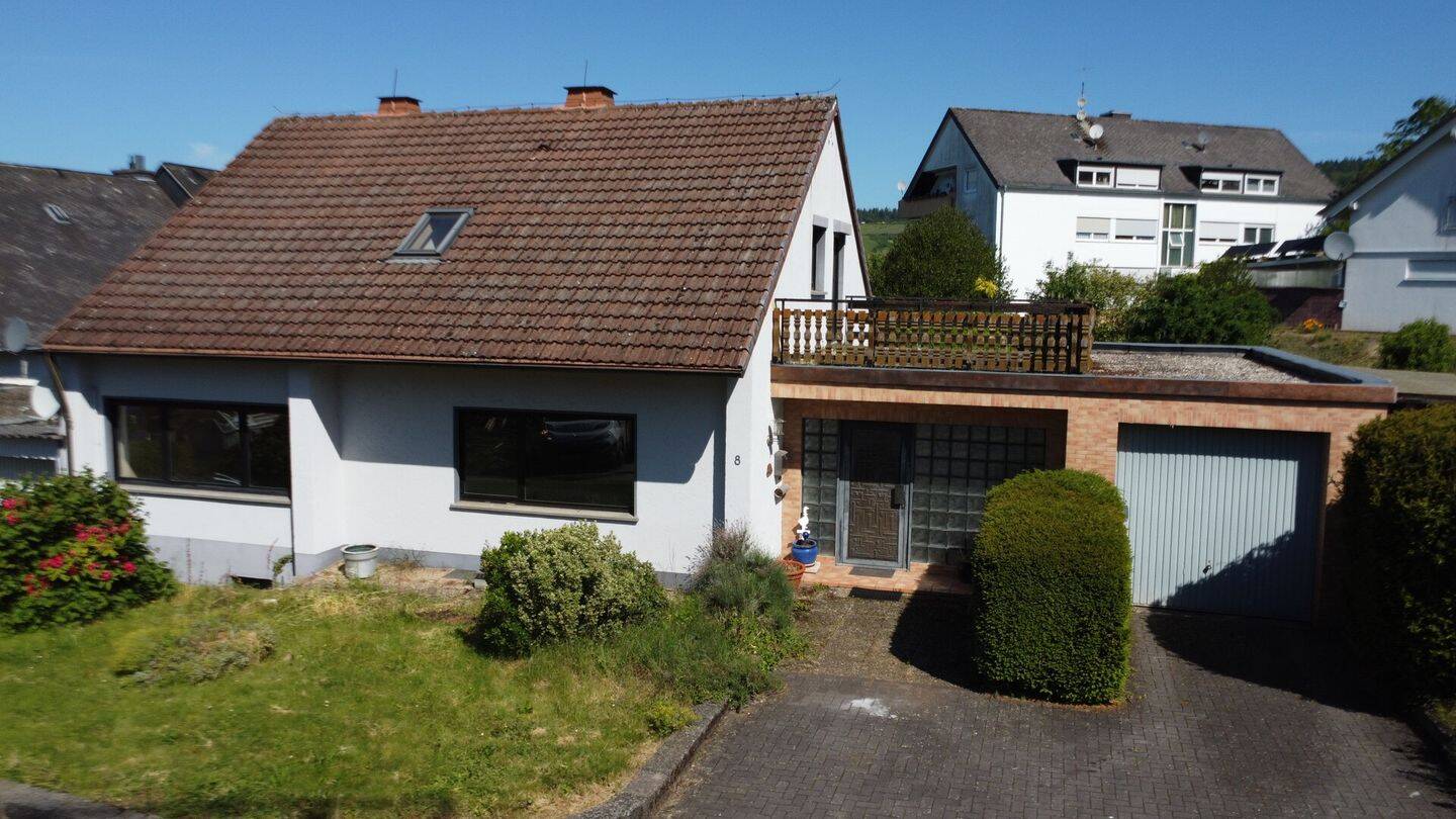 KONZ-OBERMENNIG – Einfamilienhaus ideal für eine Familie mit großem Grundstück, Terrasse, Garten und 2 Garagen, 54329 Konz