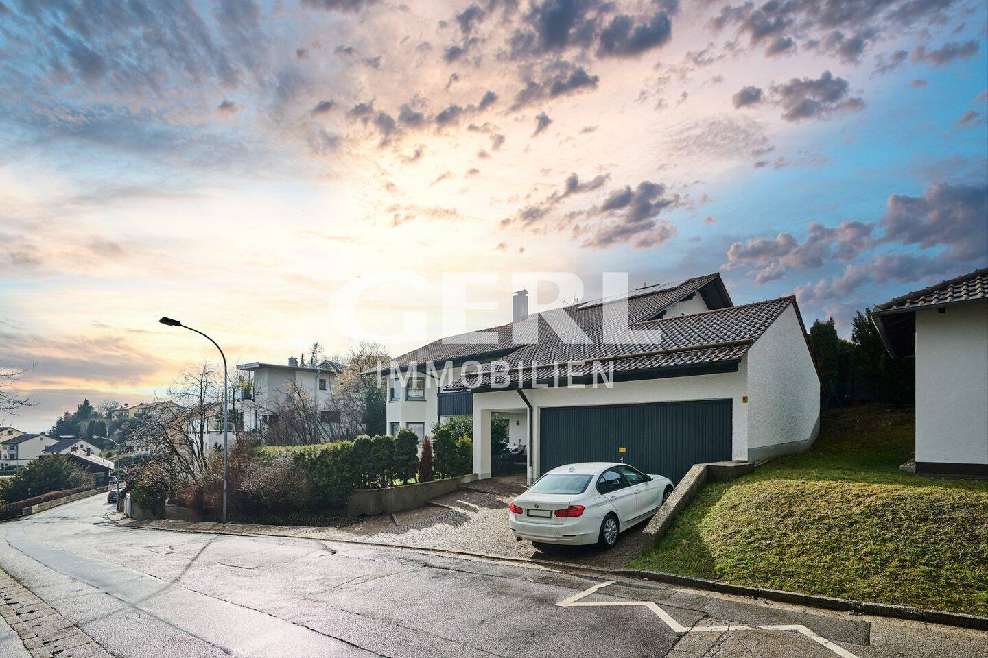 Gemütliches Zweifamilienhaus mit Pool und Doppelgarage in Bogen, 94327 Bogen
