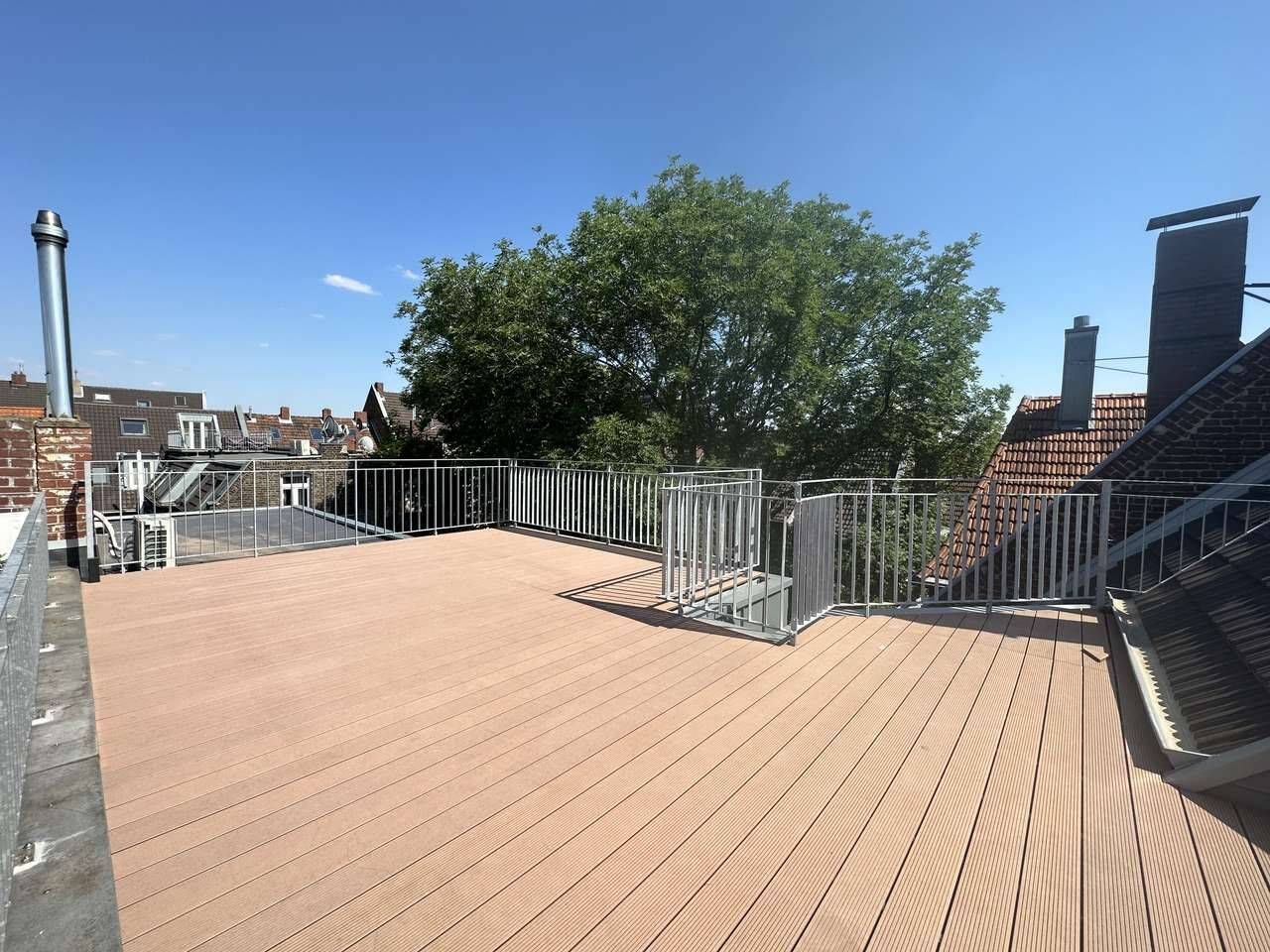 KERNSANIERTE ALTBAU DACHTERRASSEN 5 ZIMMER MAISONETTE WOHNUNG AM ERZBERGERPLATZ, 50733 Köln (Nippes Weidenpesch)