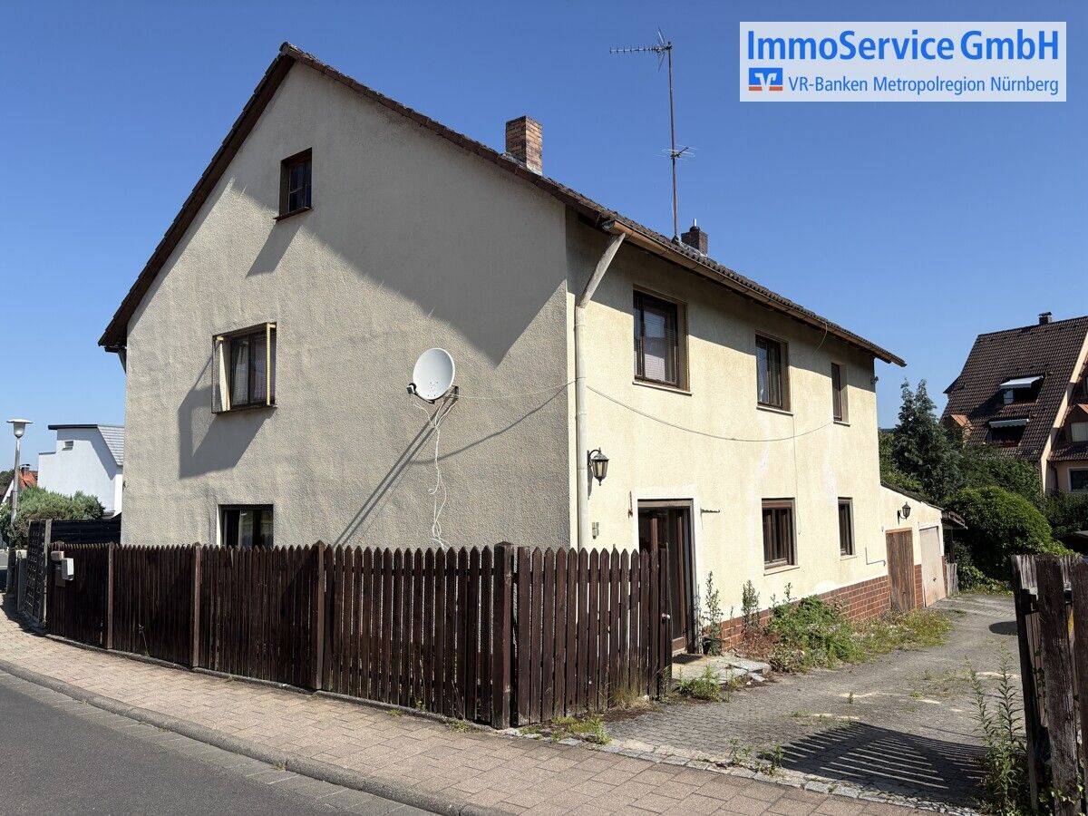 Sanierungsbedürfte 2-Zimmer-Wohnung mit ca. 85 m², Garage und Garten in zentraler Lage, 90610 Winkelhaid