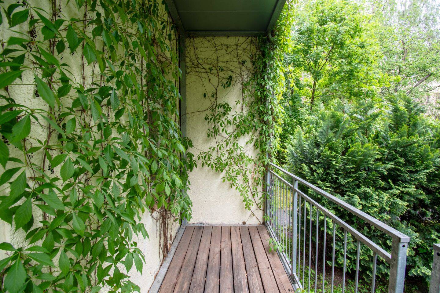 EINE GARTENWOHNUNG ZUM VERLIEBEN | Apartment mit Tageslichtbad, Einbauküche, Balkon & Garten