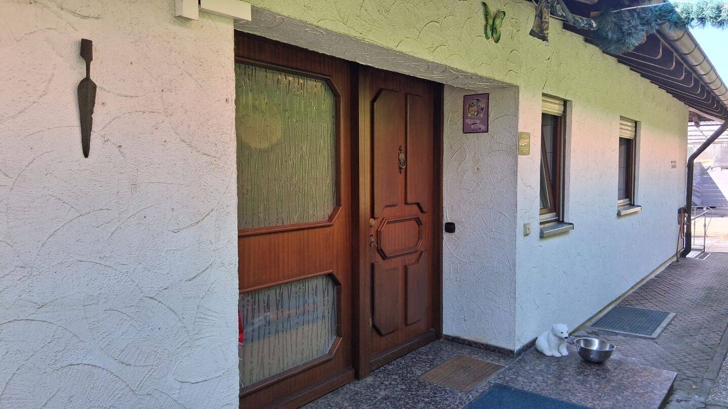 Großzügiges Einfamilienhaus mit Ausbaupotenzial in Aldingen, 78554 Aldingen