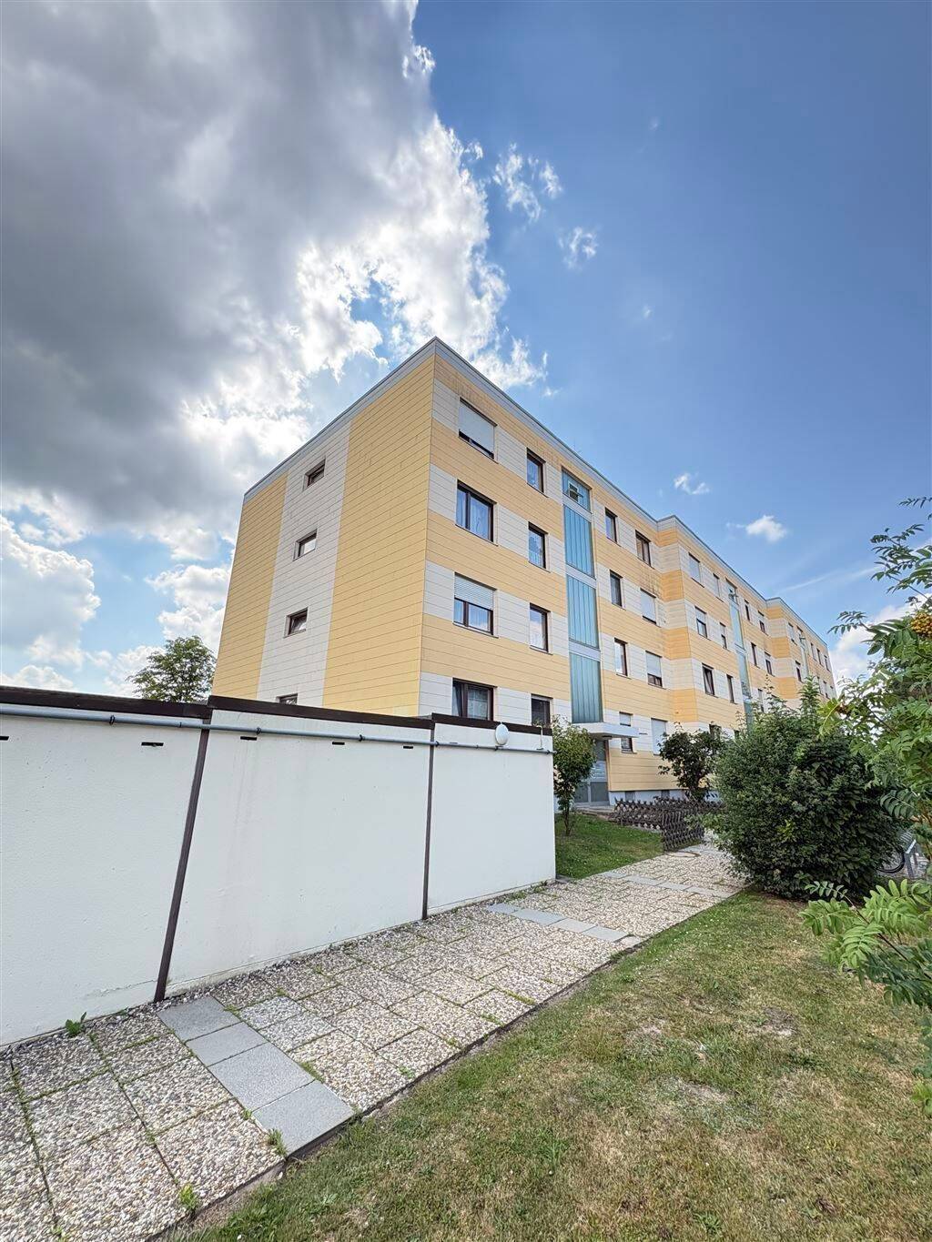 Großzügige 4-Zimmer-Wohnung mit Balkon und Garage in Mitterteich, 95666 Mitterteich