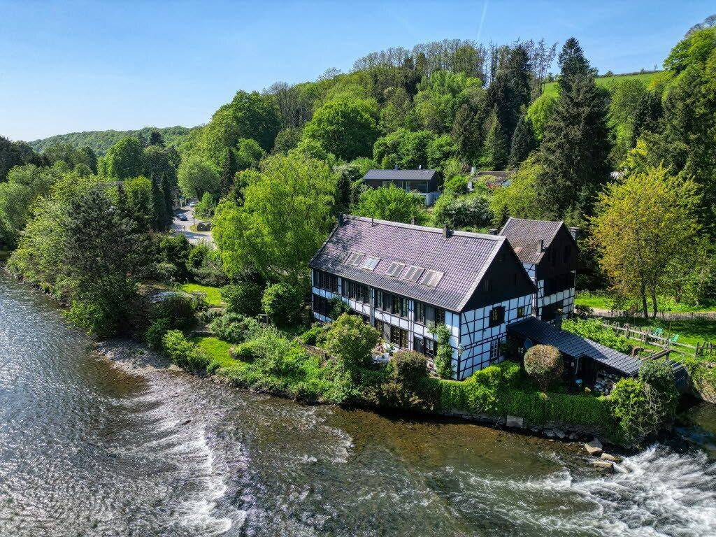 idyllisches Fachwerkanwesen v. 1605 auf eigener Insel 430 m² Wohnfl. 1812 m² Areal Bergisches Land, 42699 Solingen (Höhscheid Merscheid Ohligs-Aufderhöhe)