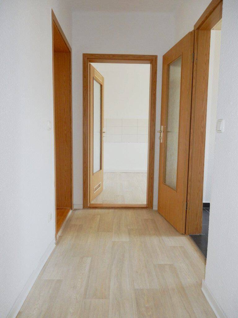Hereinspaziert: helle 2-Raum-Wohnung mit Relax-Balkon im EG, 2977 Hoyerswerda