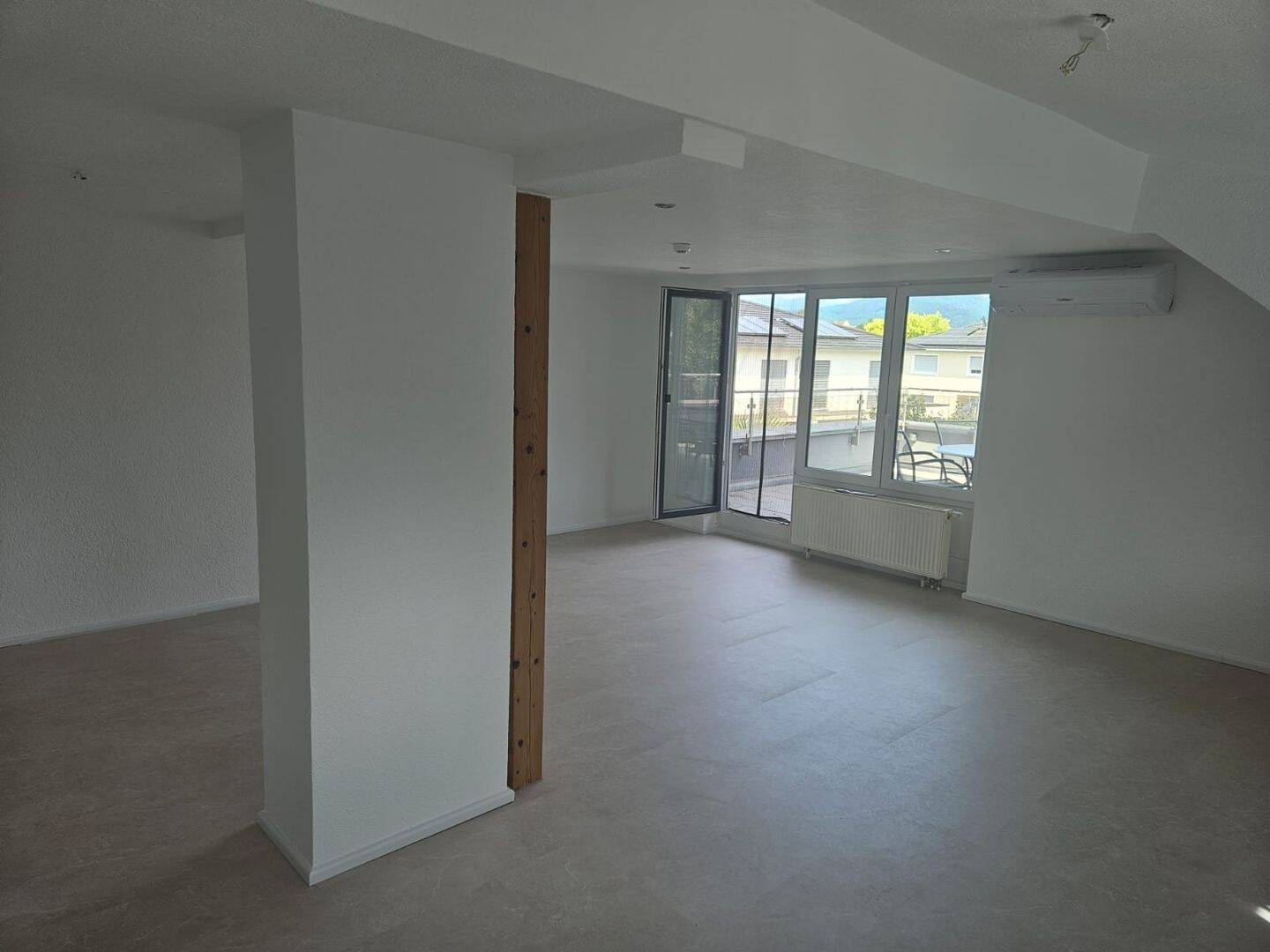 Helle 3-Zimmer-Maisonette-Wohnung mit Dachstudio, Terrasse, Balkon & Panorama-Lage
Wohnen mit Haus-im-Haus-Gefühl in ruhiger Lage über Heitersheim, 79423 Heitersheim