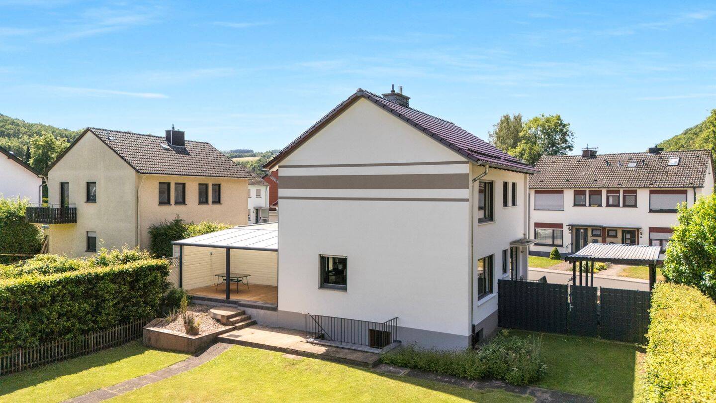 Sofort zuhause – saniertes Familienhaus mit Garten, PV-Anlage und 5 Stellplätzen in Schleiden-Gemünd, 53937 Schleiden