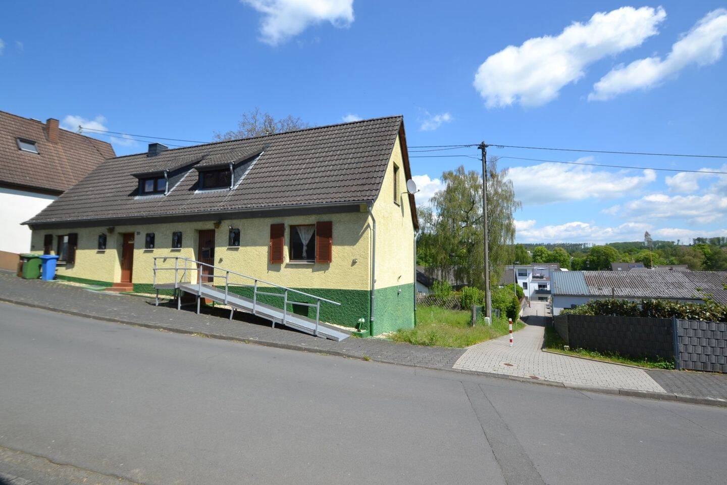 Massives Doppelhaus in Puderbach, sanierungsbedürftig, 56305 Puderbach