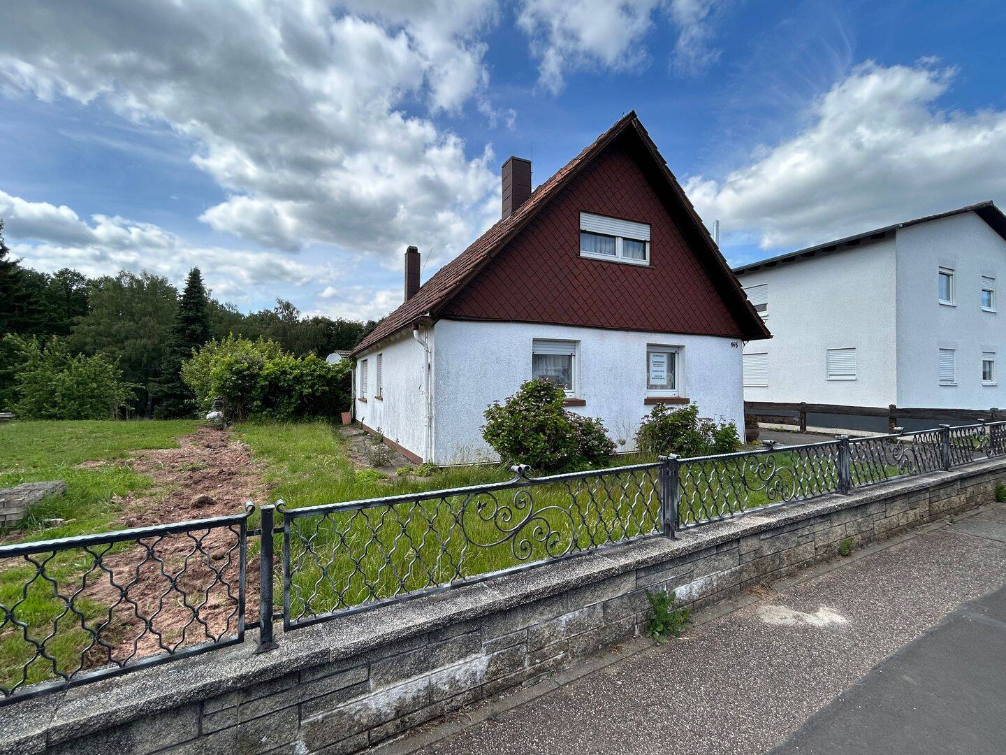 Sanierungsbedürftiges Zweifamilienhaus mit großem Grundstück!, 66953 Pirmasens (Innenstadt)